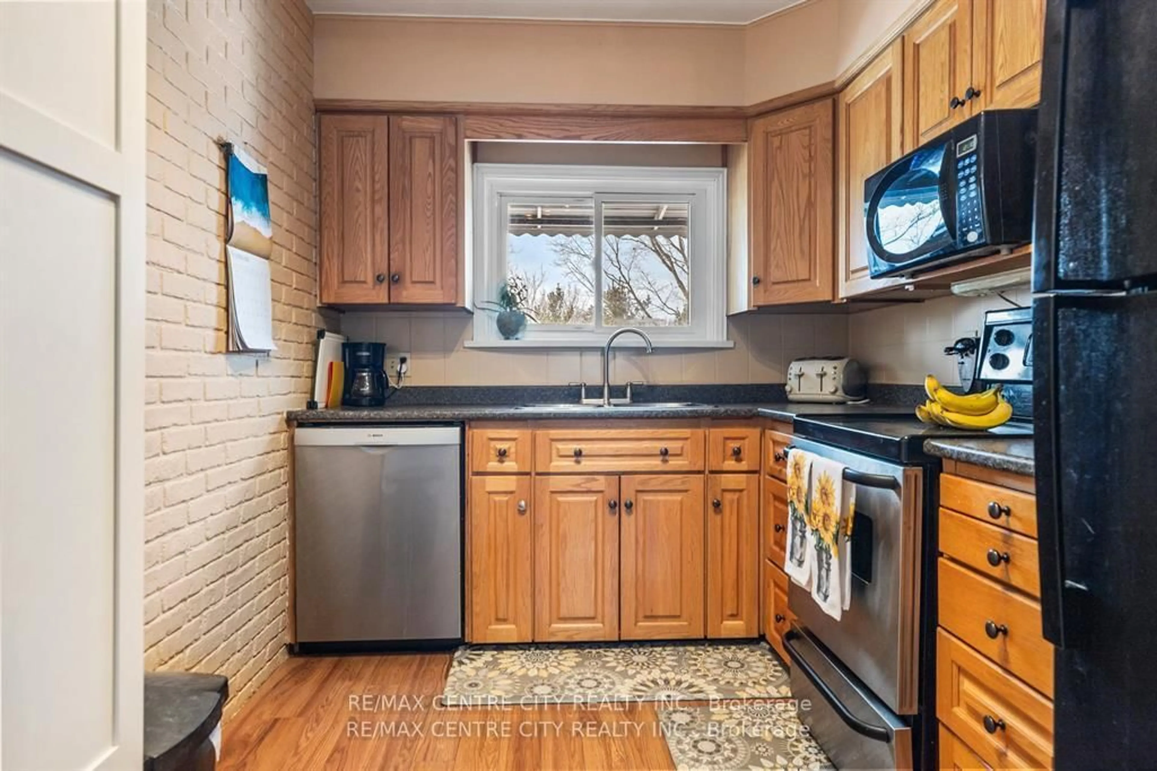 Standard kitchen, ceramic/tile floor for 8 Woodland Rd, Central Elgin Ontario N5P 1P2