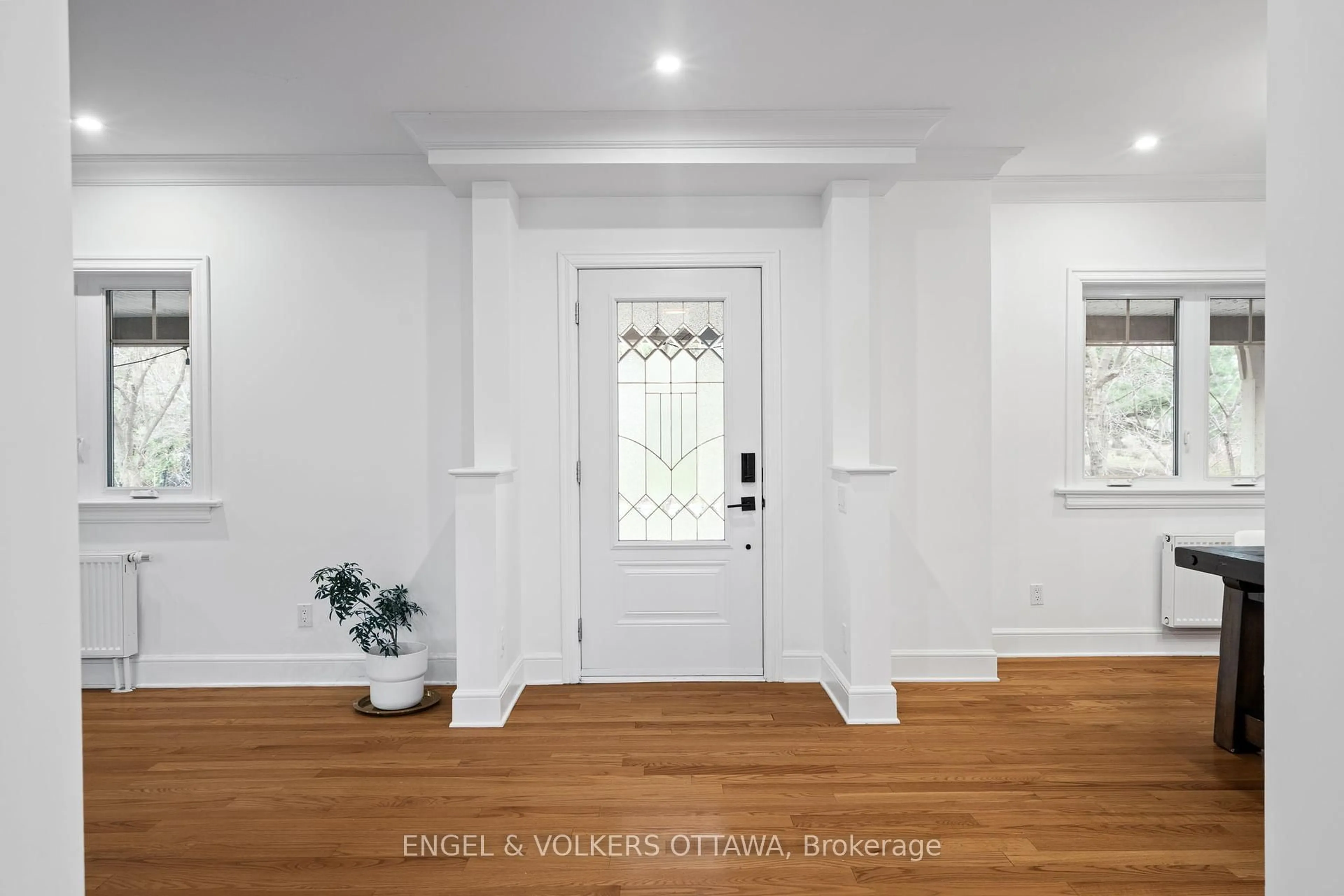 Indoor entryway for 498 Queen Elizabeth Dr, Ottawa Ontario K1S 3N4