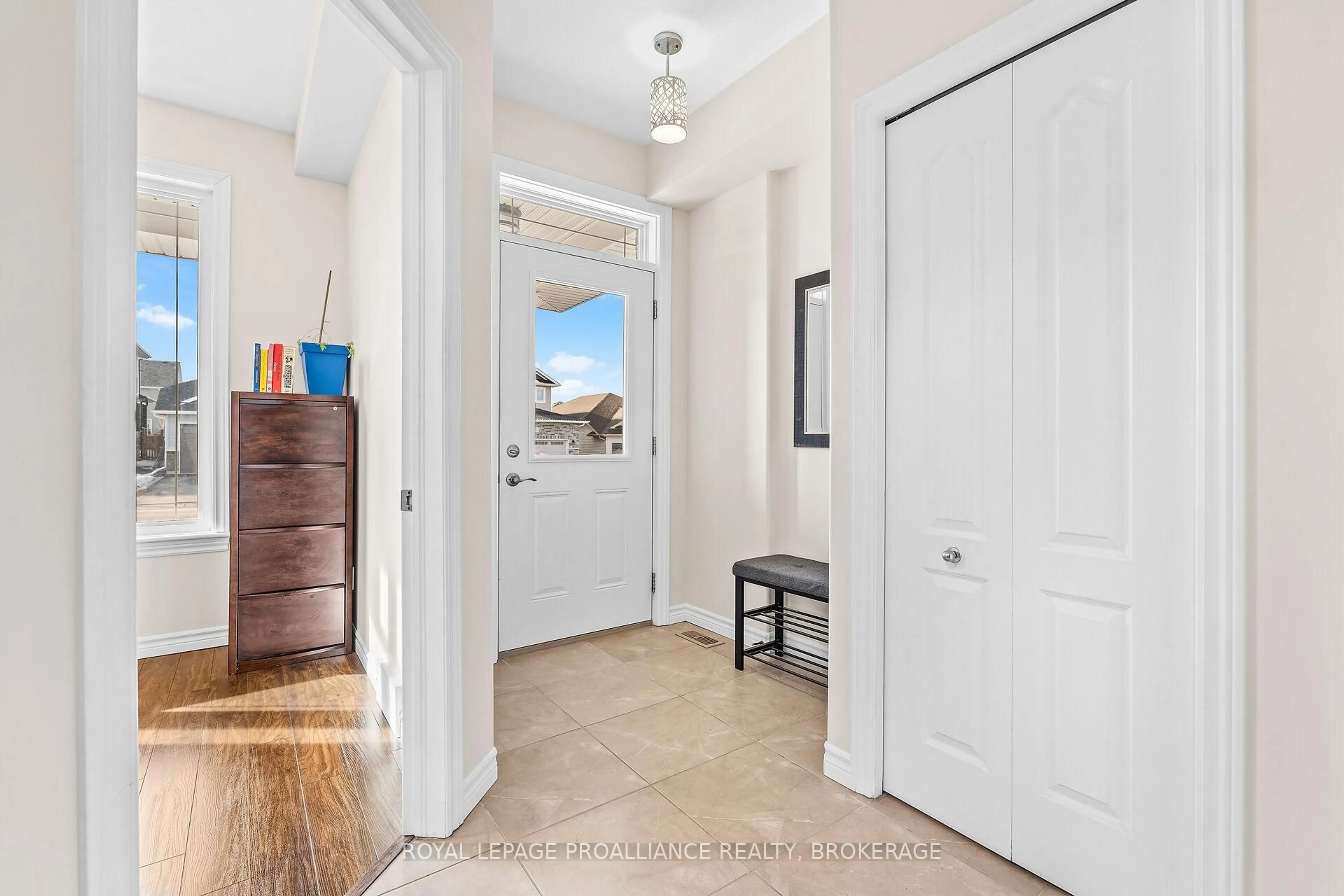 Indoor entryway for 1502 Clover St, Kingston Ontario K7P 0M9