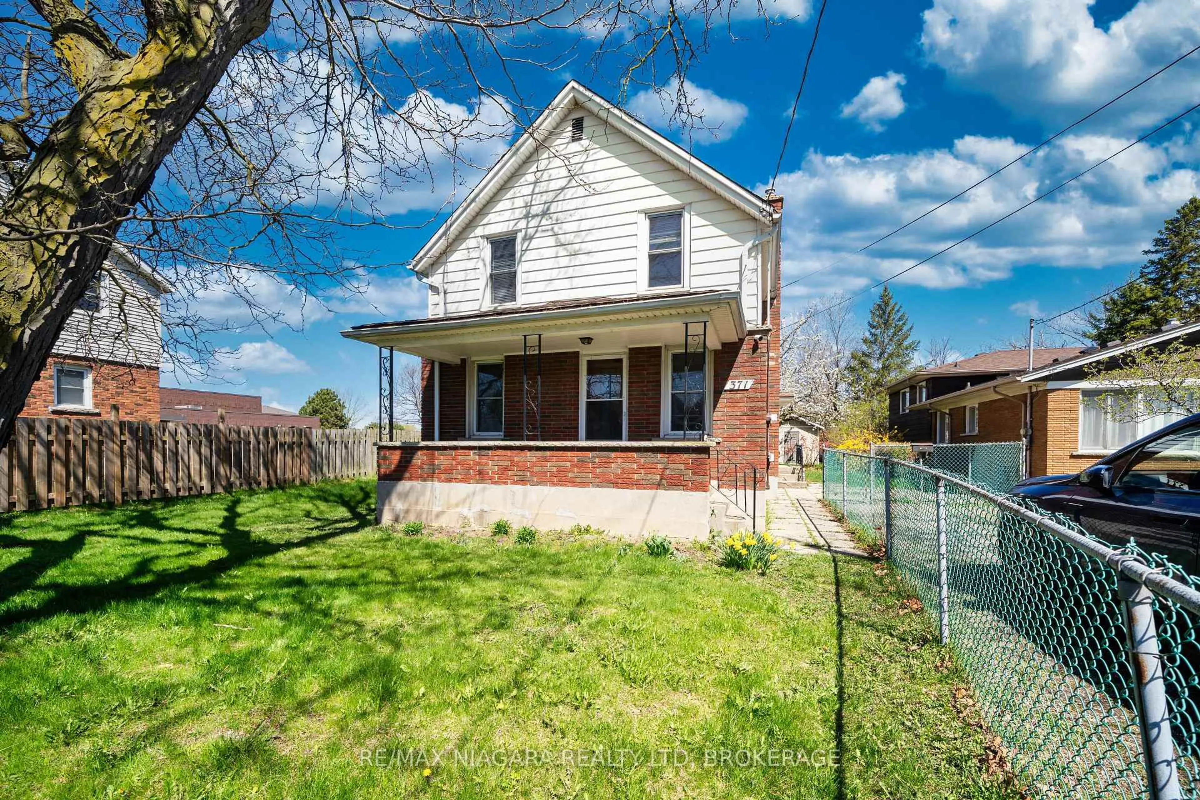 Home with brick exterior material, street for 371 Carlton St, St. Catharines Ontario L2M 4W7