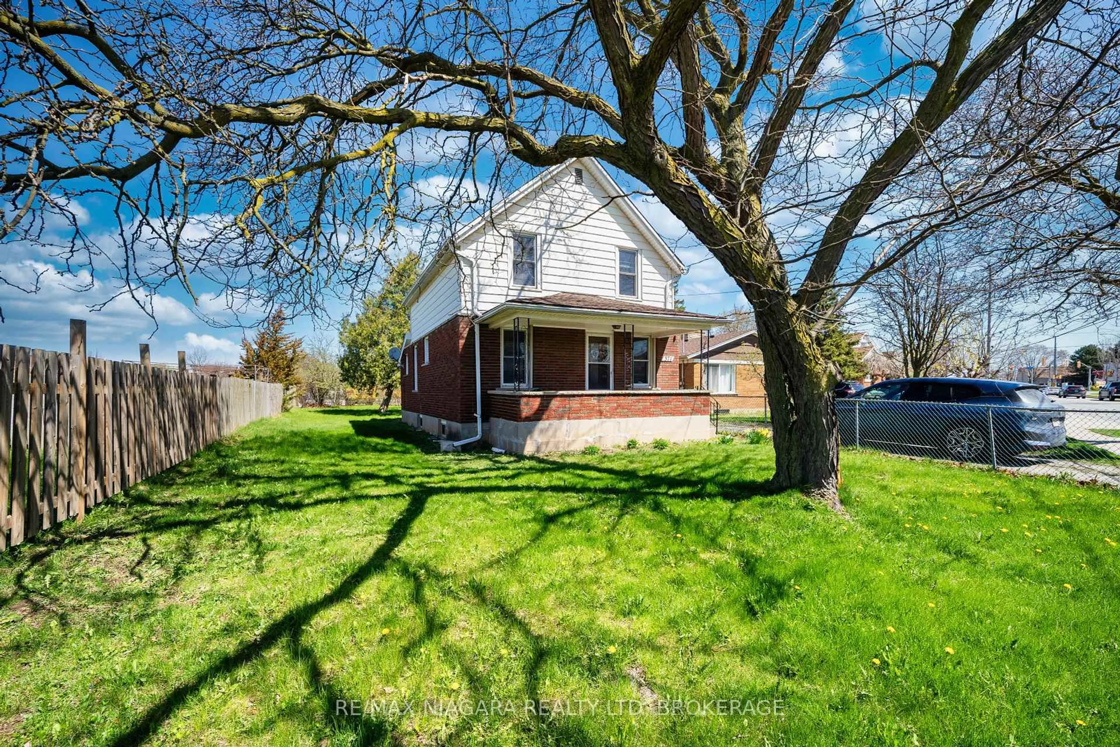 A pic from outside/outdoor area/front of a property/back of a property/a pic from drone, street for 371 Carlton St, St. Catharines Ontario L2M 4W7