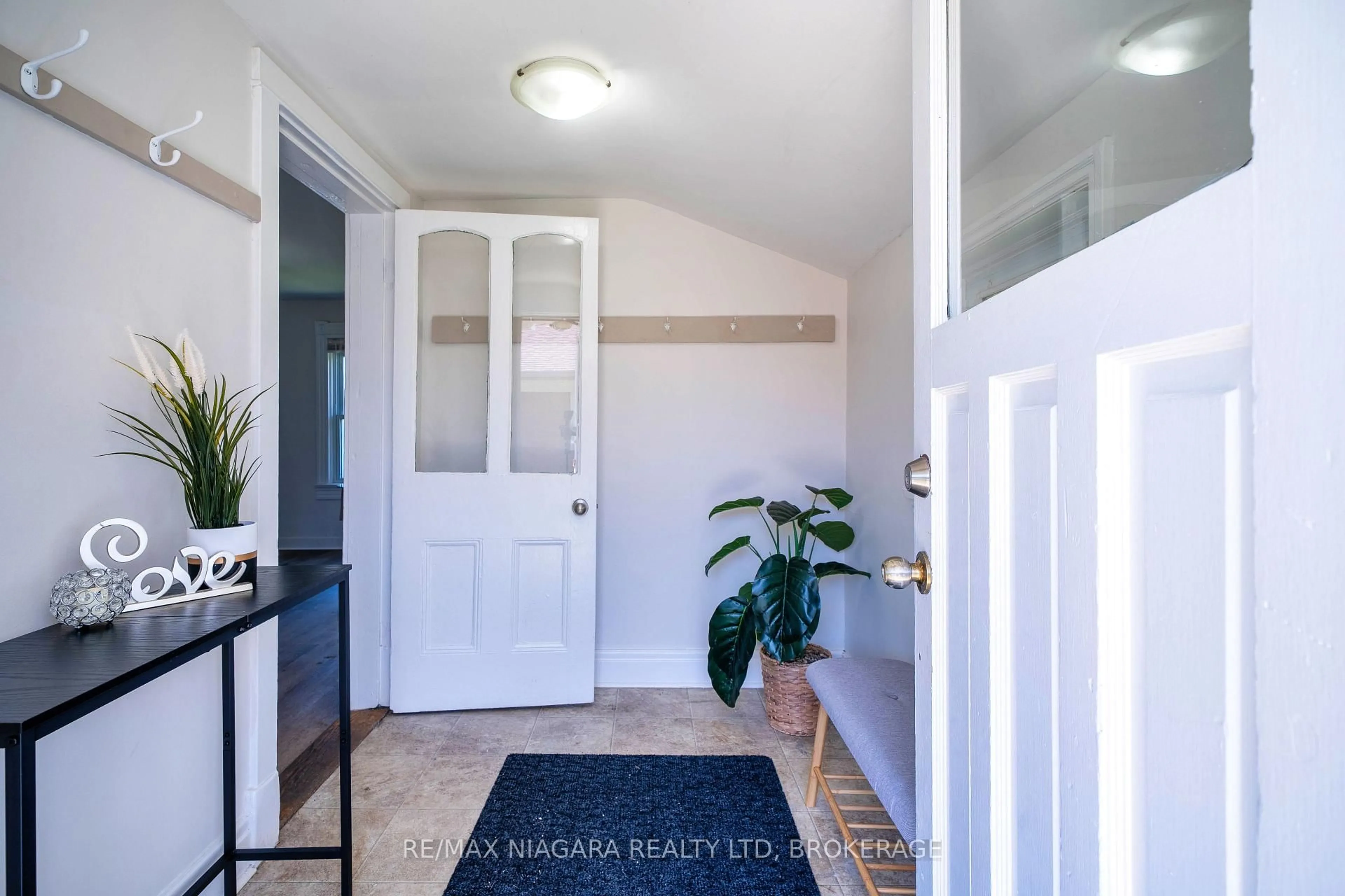 Indoor entryway for 371 Carlton St, St. Catharines Ontario L2M 4W7