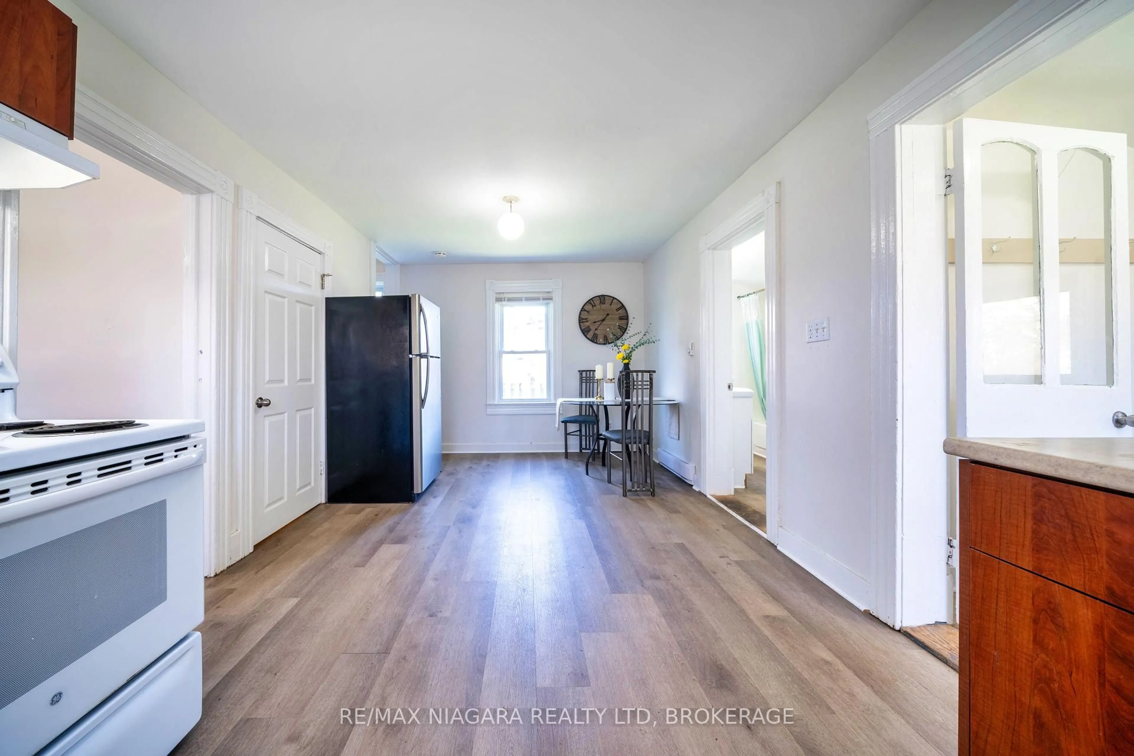 Indoor entryway for 371 Carlton St, St. Catharines Ontario L2M 4W7