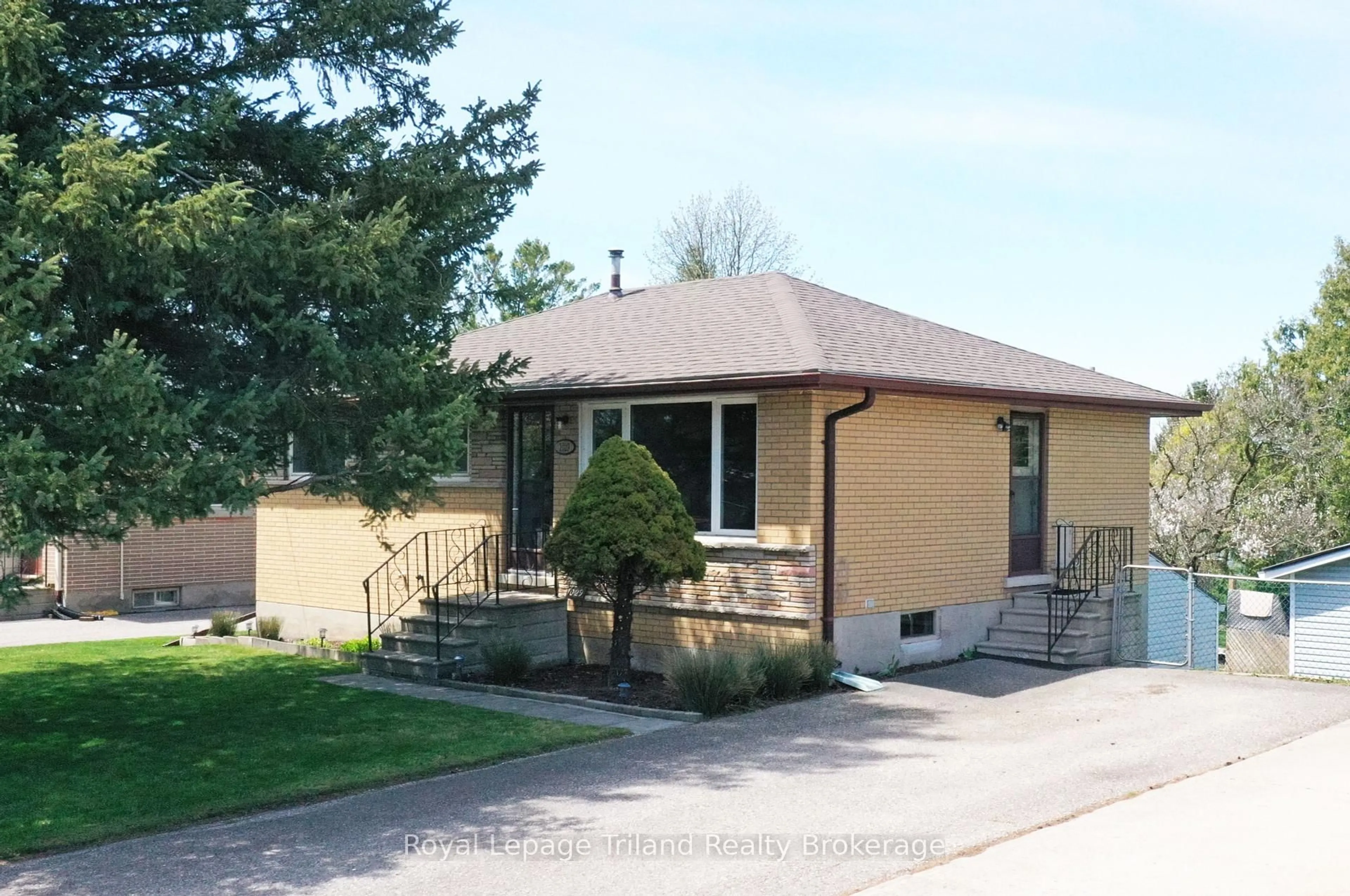 Home with vinyl exterior material, street for 1029 Sovereign Rd, Woodstock Ontario N4S 5P1