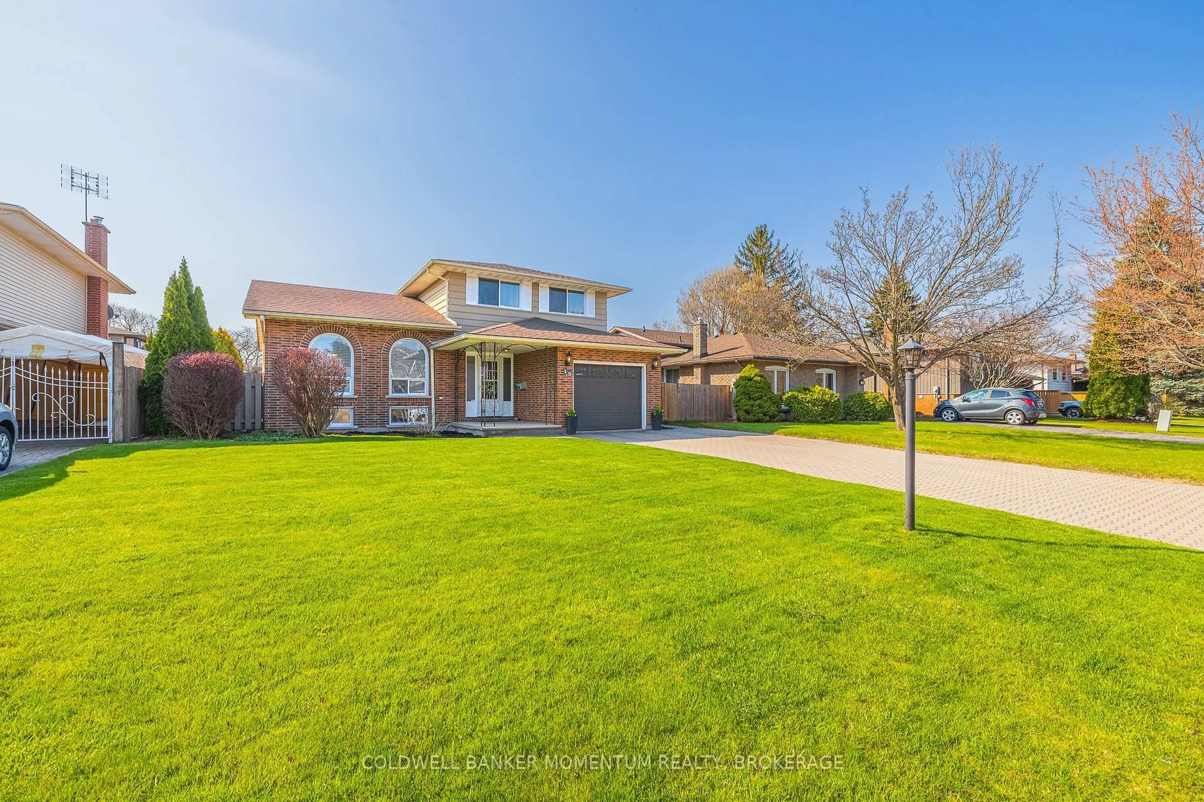 A pic from outside/outdoor area/front of a property/back of a property/a pic from drone, street for 19 Bayshore Cres, St. Catharines Ontario L2N 5Y3
