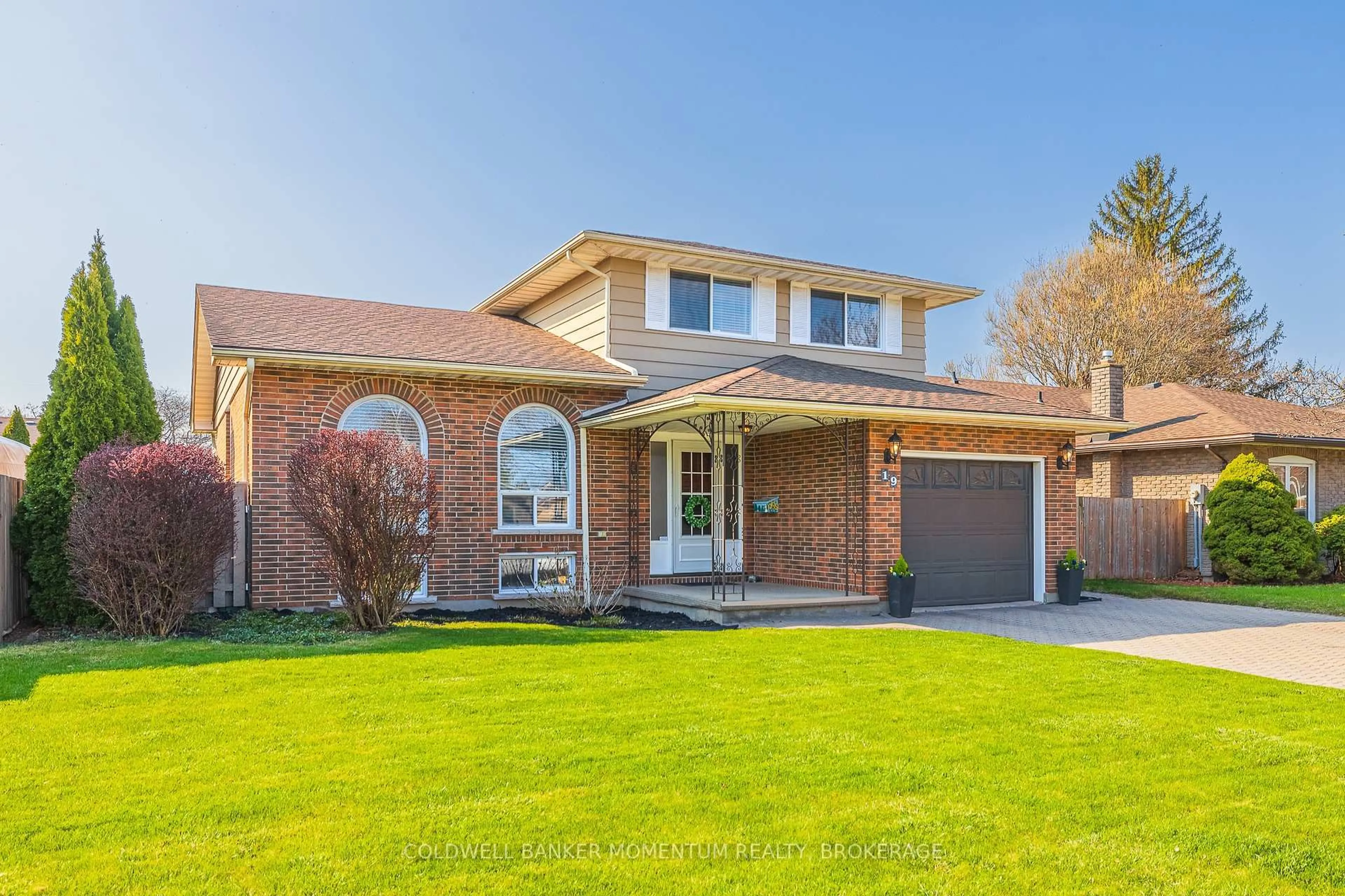 Home with brick exterior material, street for 19 Bayshore Cres, St. Catharines Ontario L2N 5Y3