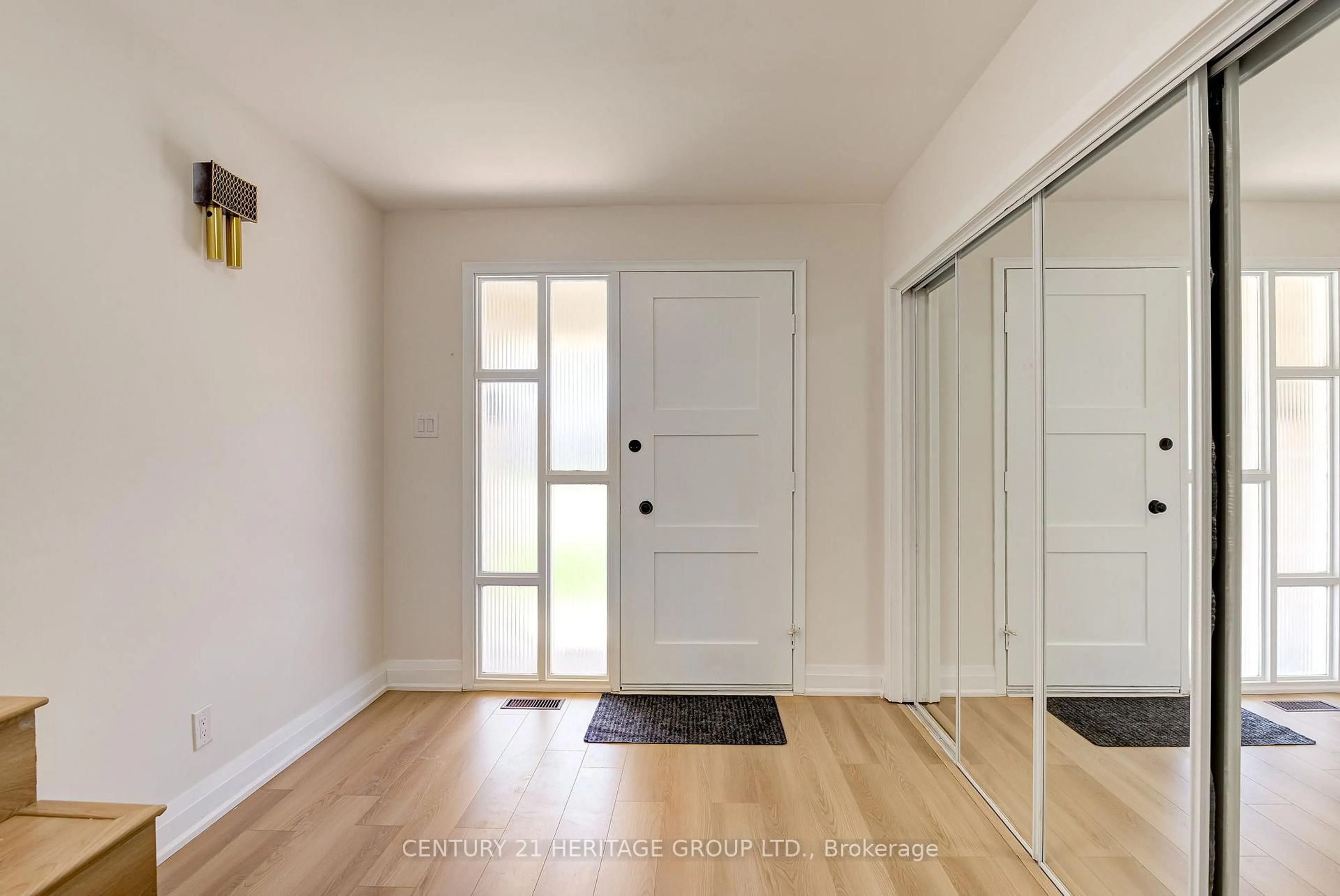 Indoor entryway for 139 Strathcona Cres, Kitchener Ontario N2B 2W8