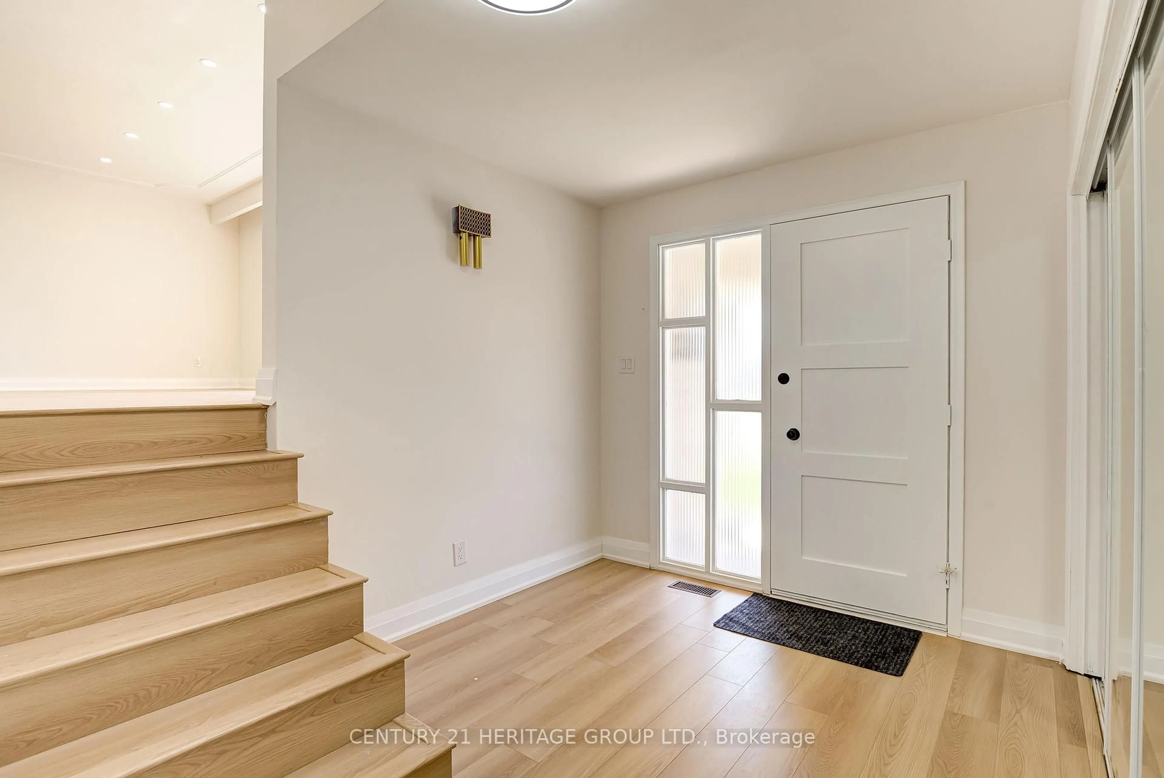 Indoor entryway for 139 Strathcona Cres, Kitchener Ontario N2B 2W8
