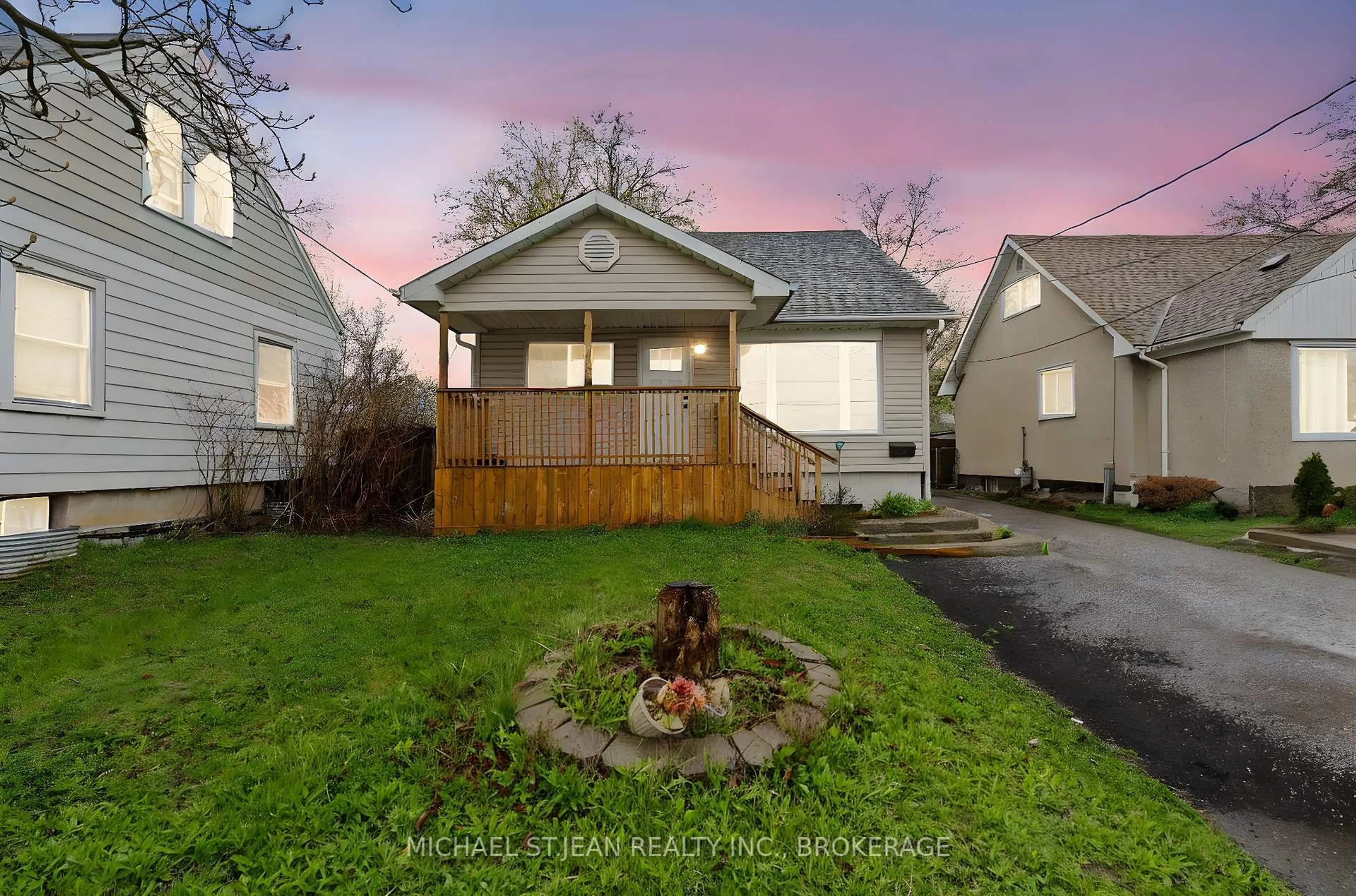 A pic from outside/outdoor area/front of a property/back of a property/a pic from drone, street for 250 Oakdale Ave, St. Catharines Ontario L2P 2K6
