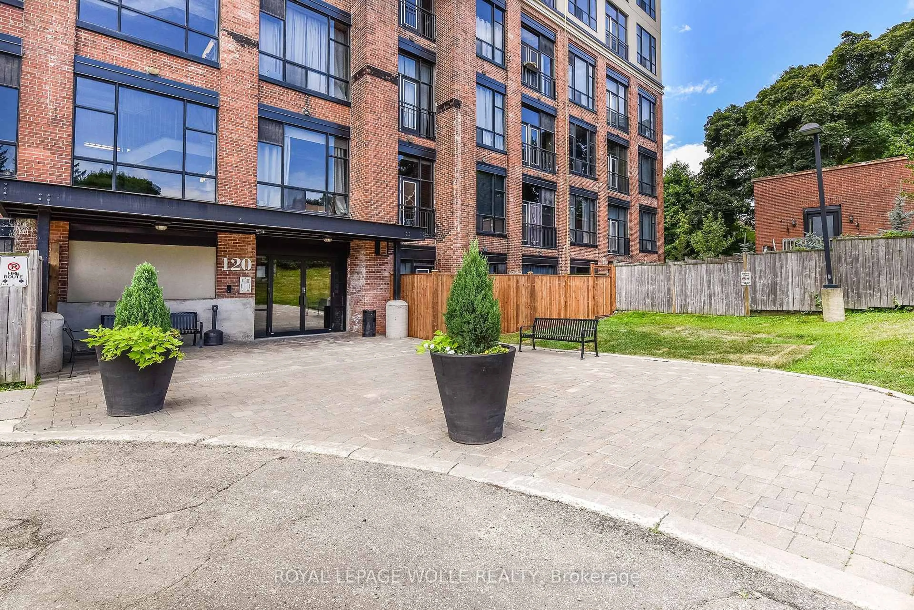 Patio, building for 120 Mansion St #505, Kitchener Ontario N2H 0A1