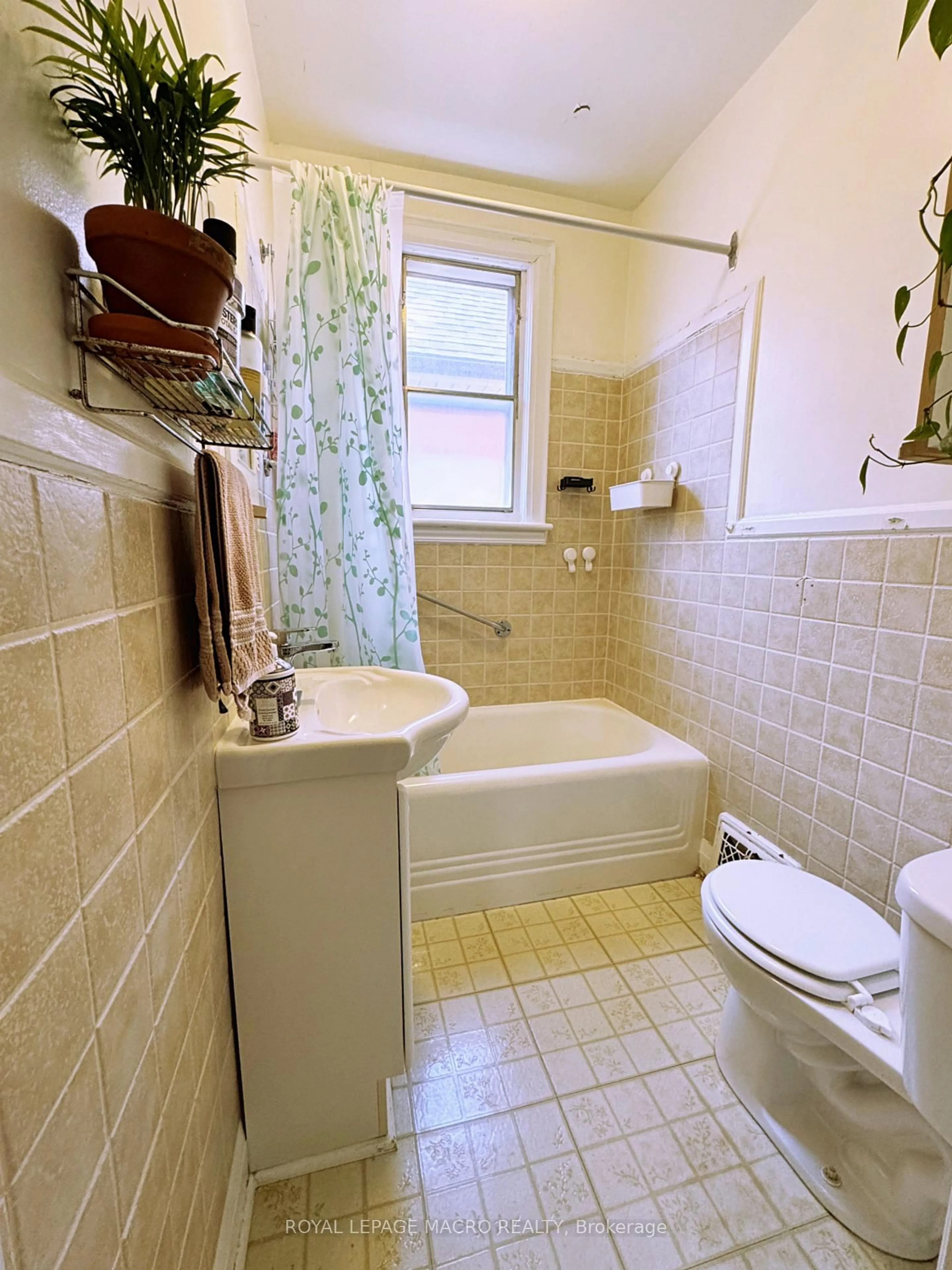 Standard bathroom, ceramic/tile floor for 57 Paradise Rd, Hamilton Ontario L8S 1S3