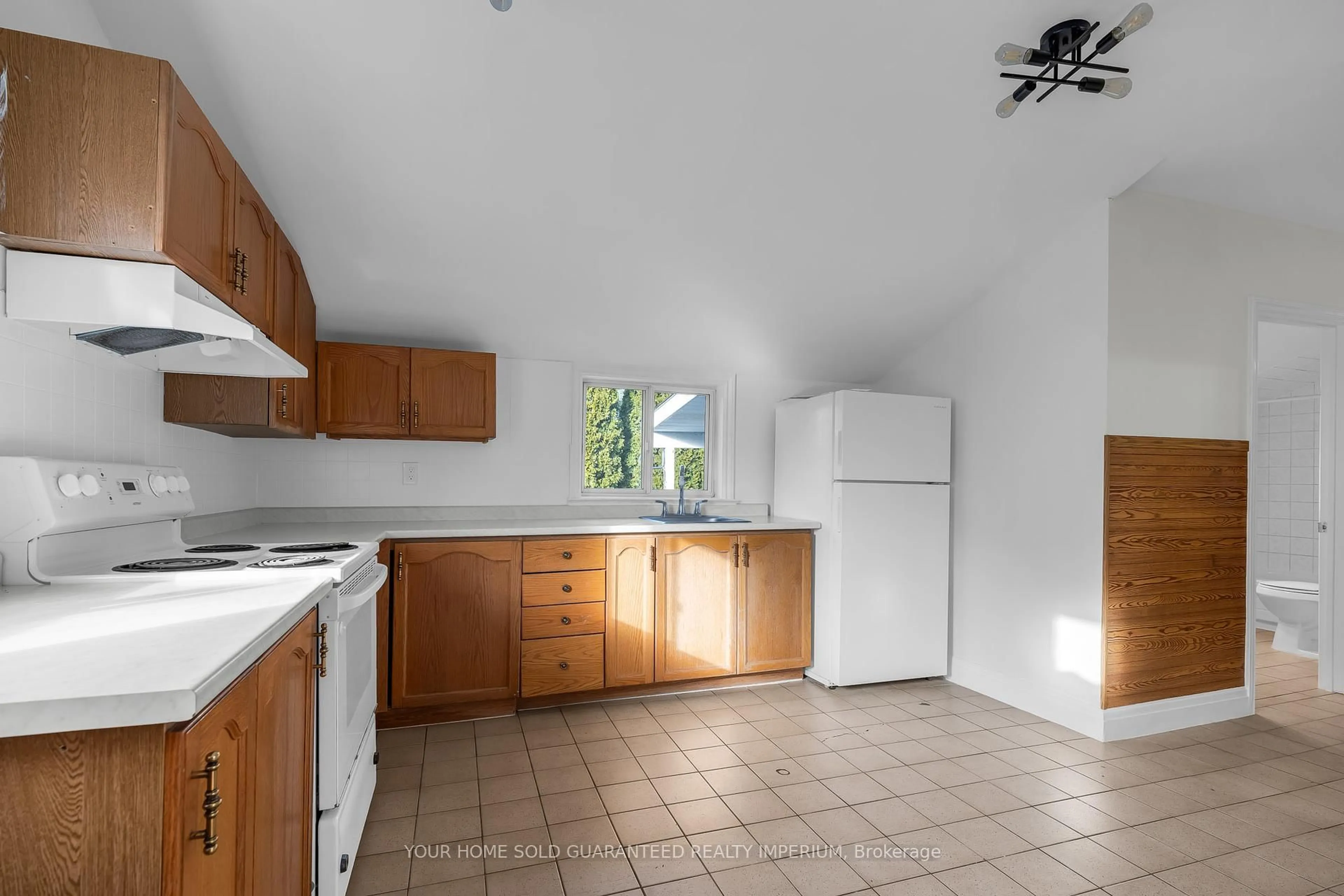 Standard kitchen, ceramic/tile floor for 138 Charlotte St, Brantford Ontario N3T 2X8