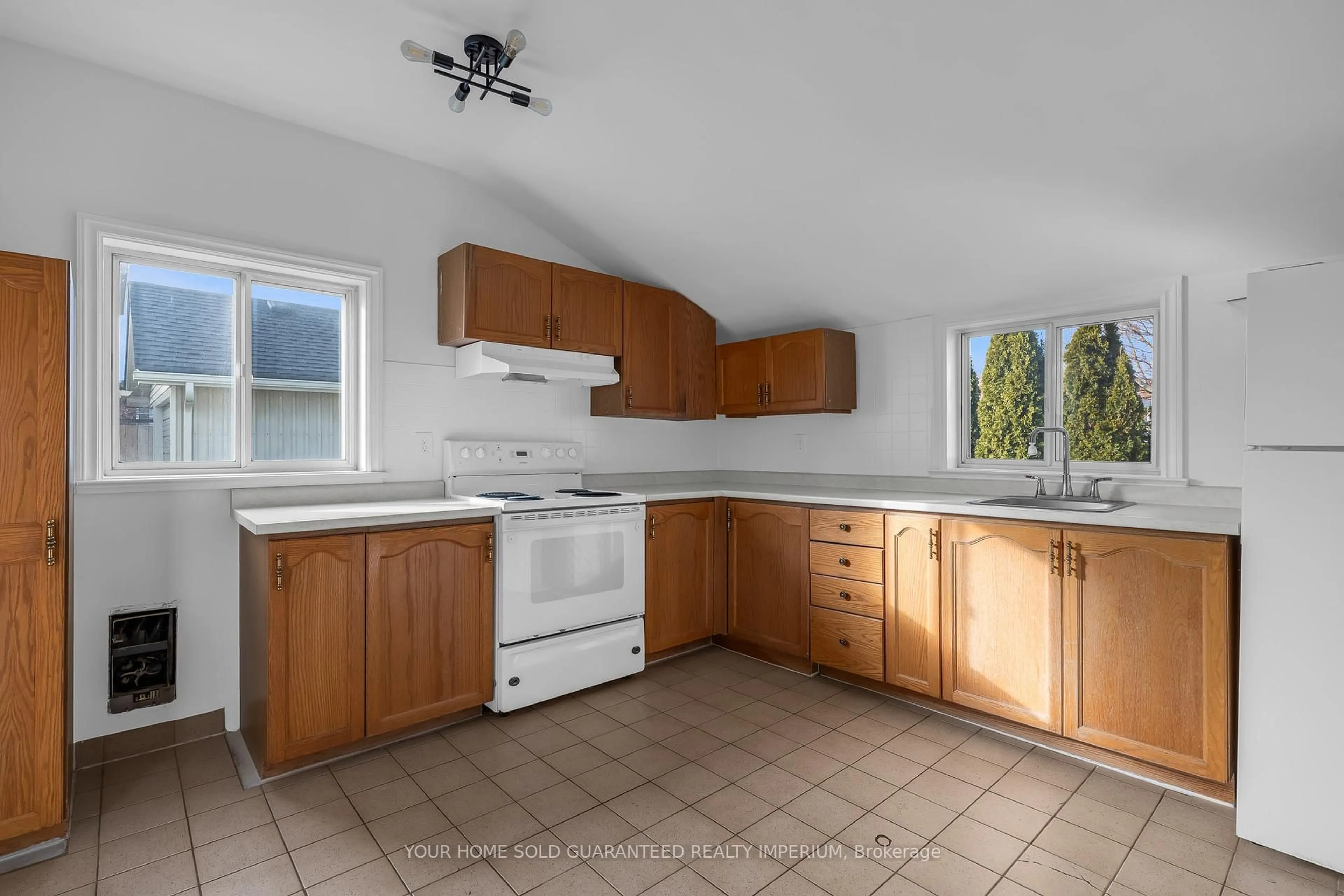 Standard kitchen, unknown for 138 Charlotte St, Brantford Ontario N3T 2X8