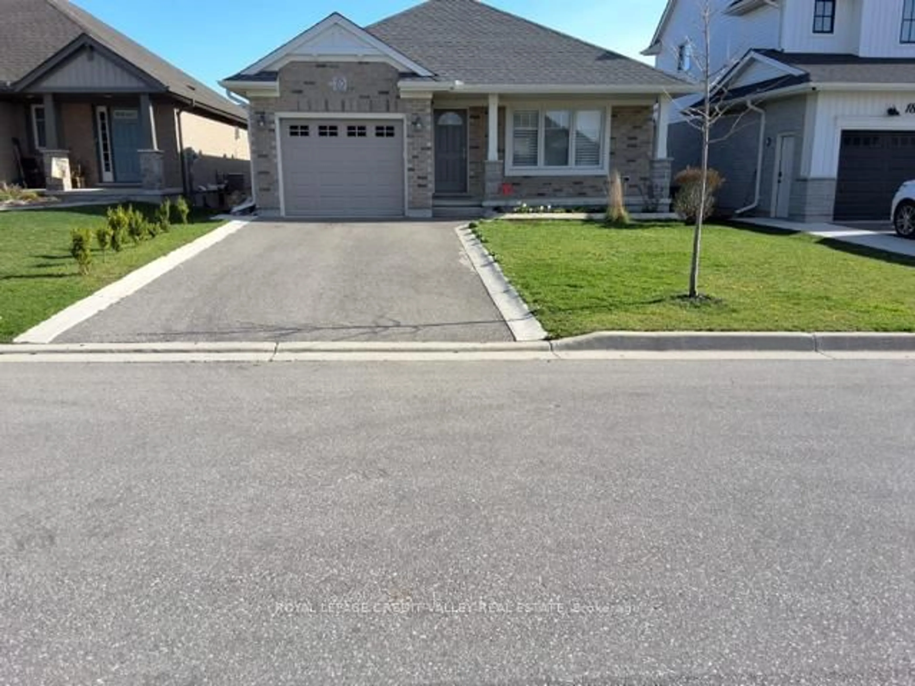 A pic from outside/outdoor area/front of a property/back of a property/a pic from drone, street for 20 Fox Hollow Crt, St. Thomas Ontario N5R 0J6