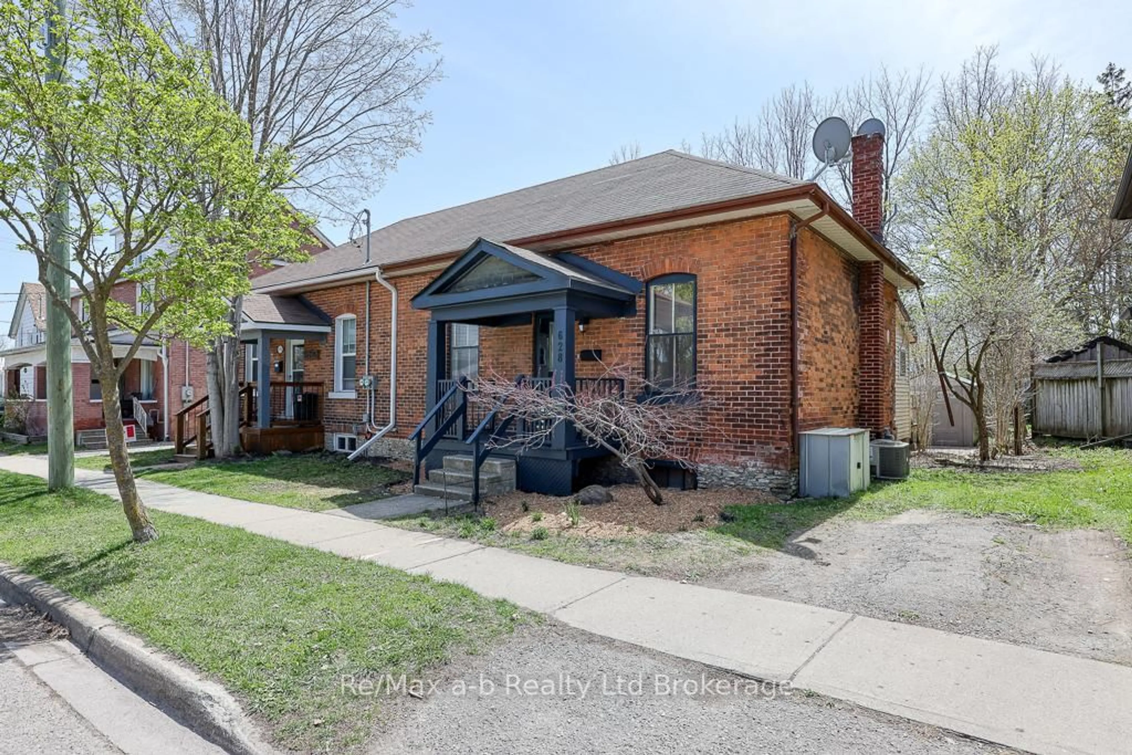 Home with brick exterior material, street for 628 Peel St, Woodstock Ontario N4S 1K8