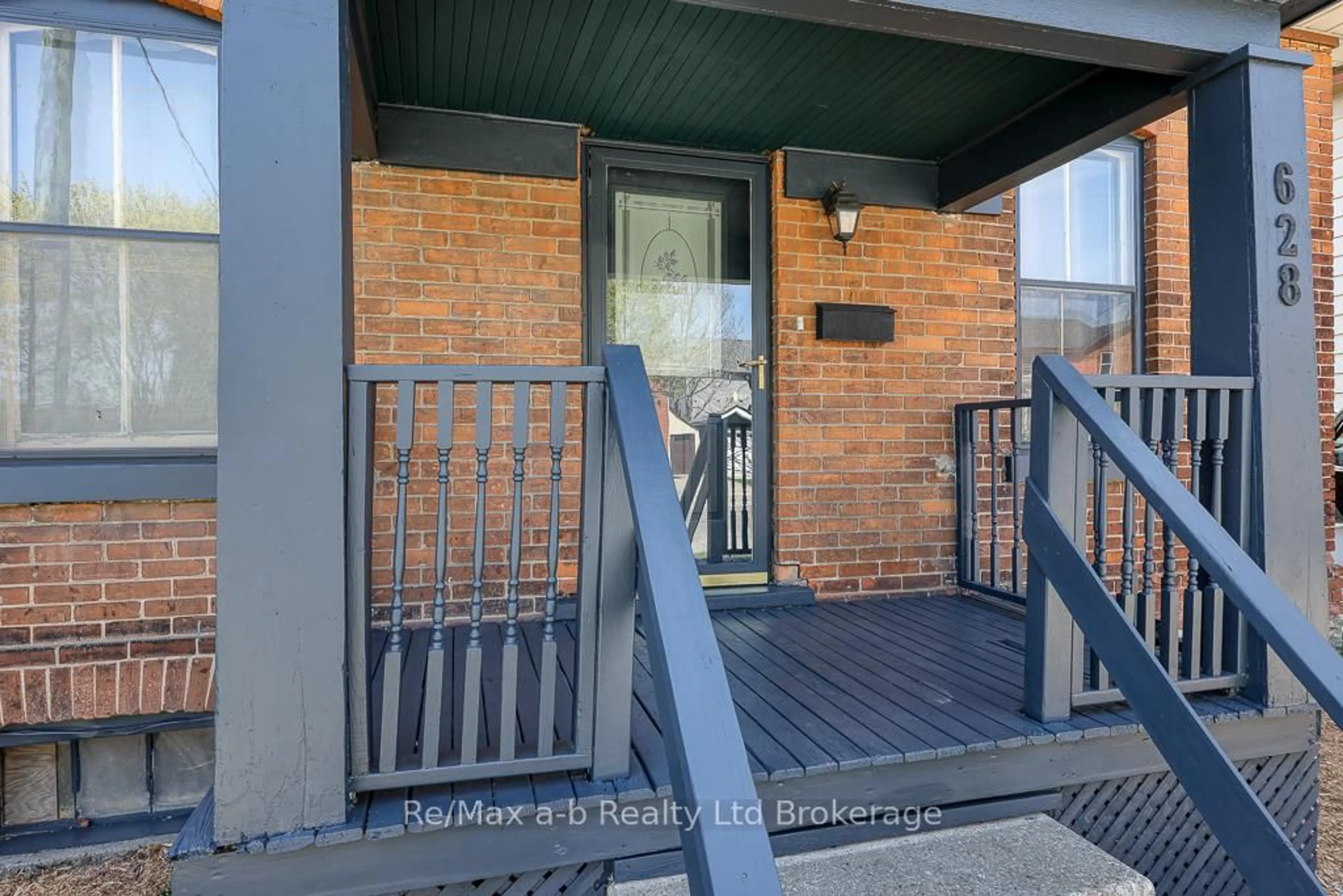 Indoor entryway for 628 Peel St, Woodstock Ontario N4S 1K8