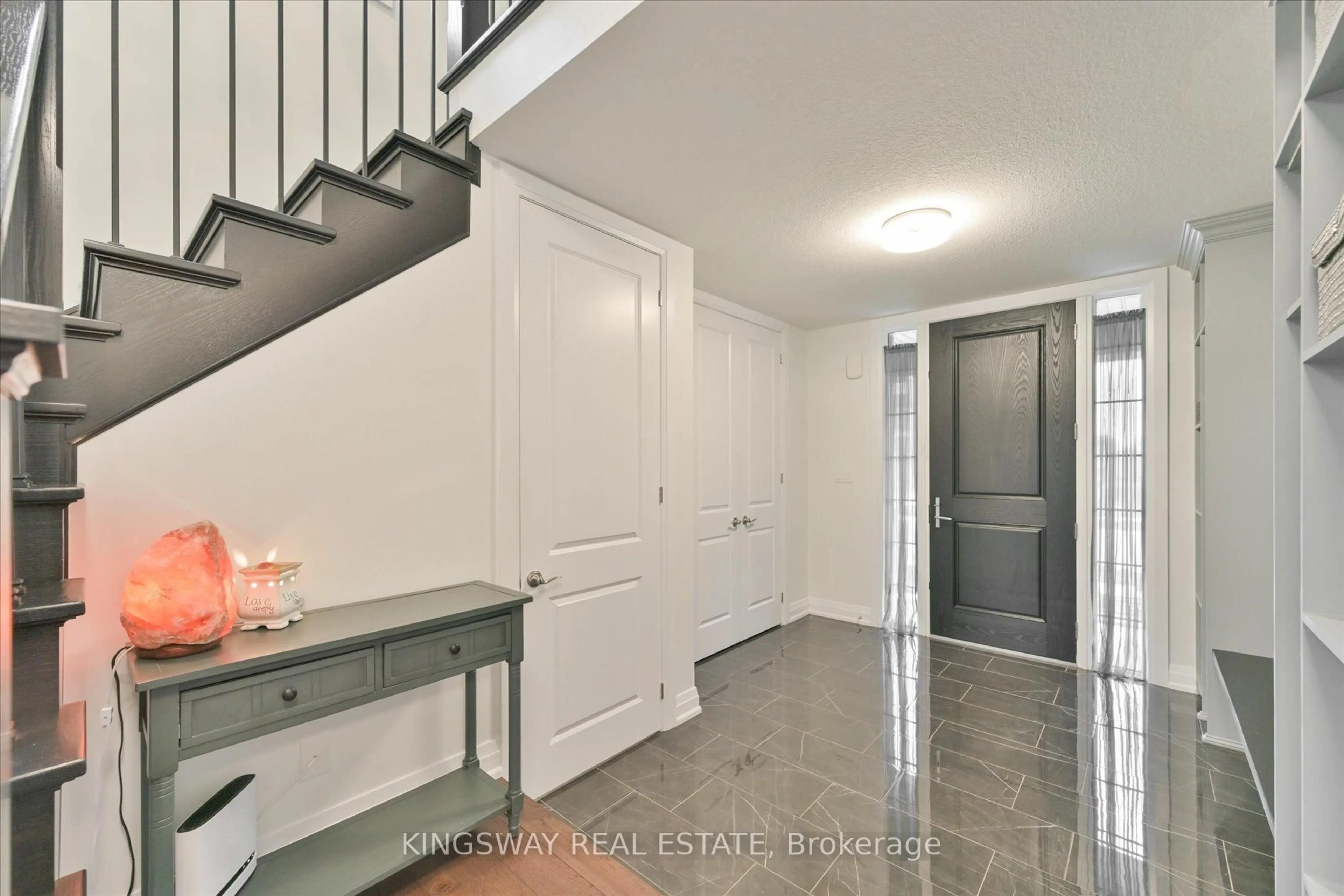 Indoor entryway for 75 Monarch Woods Dr, Kitchener Ontario N2P 2J6