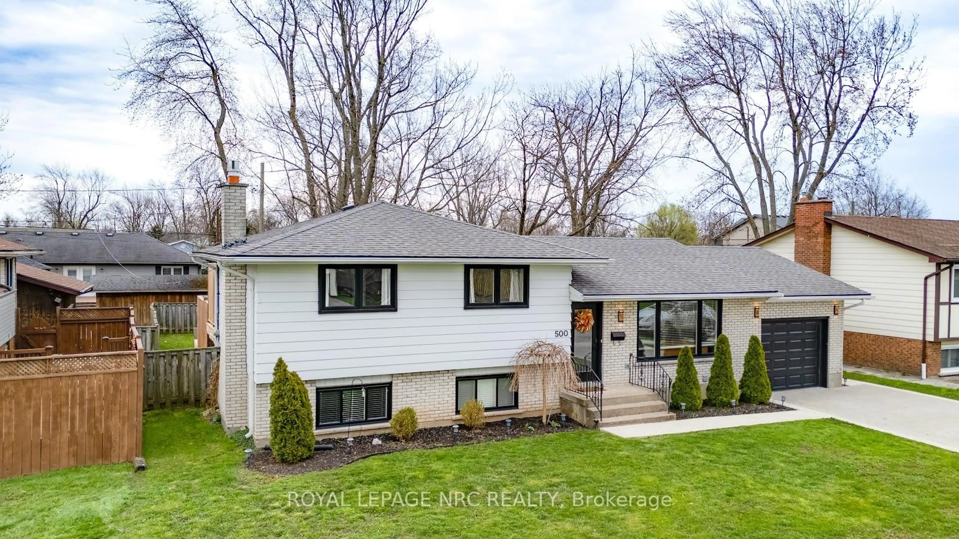 Home with vinyl exterior material, street for 500 Lakeside Rd, Fort Erie Ontario L2A 4X7