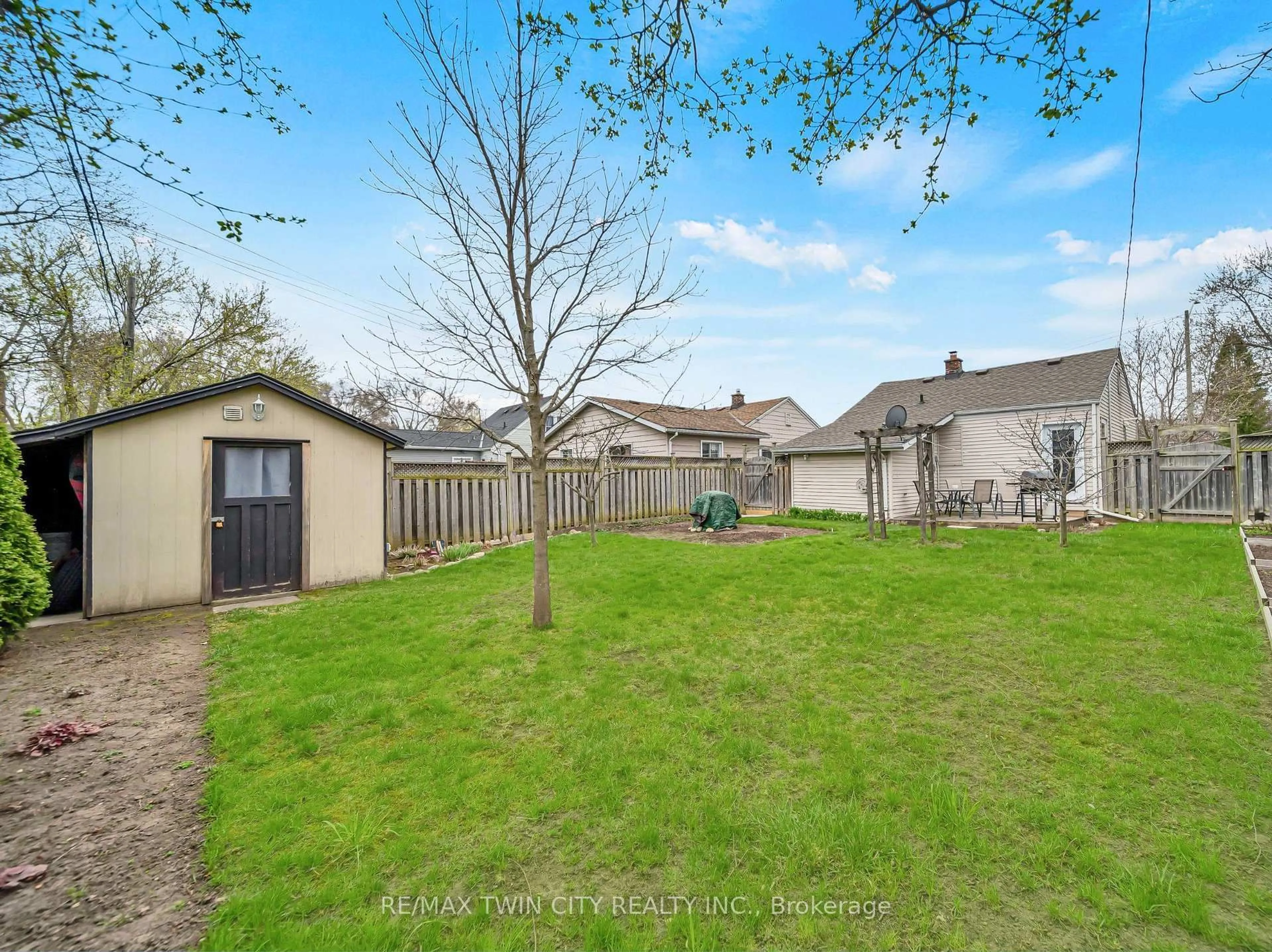 A pic from outside/outdoor area/front of a property/back of a property/a pic from drone, street for 153 Oakwood Ave, Cambridge Ontario N3H 4J3