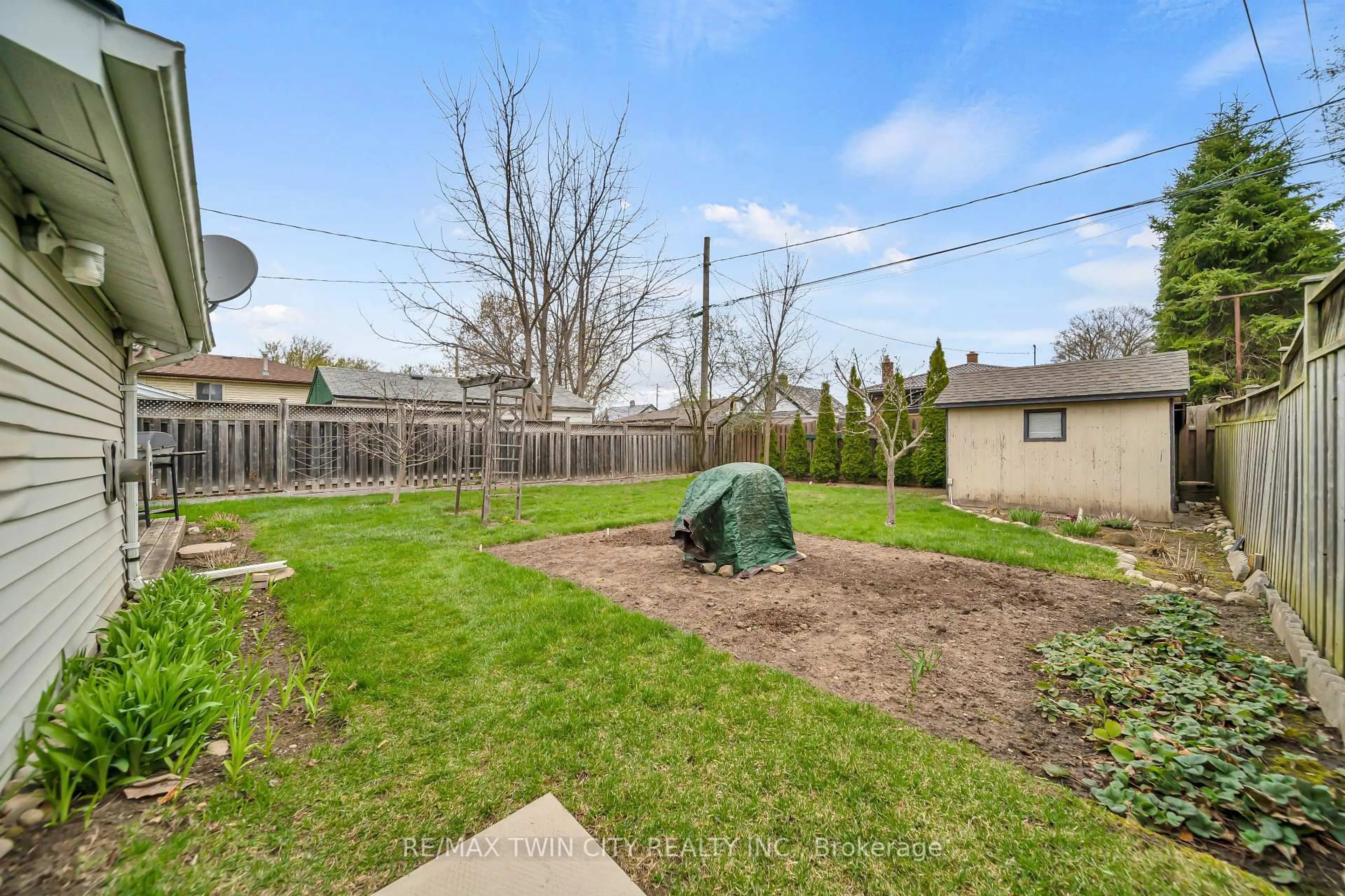 Patio, street for 153 Oakwood Ave, Cambridge Ontario N3H 4J3