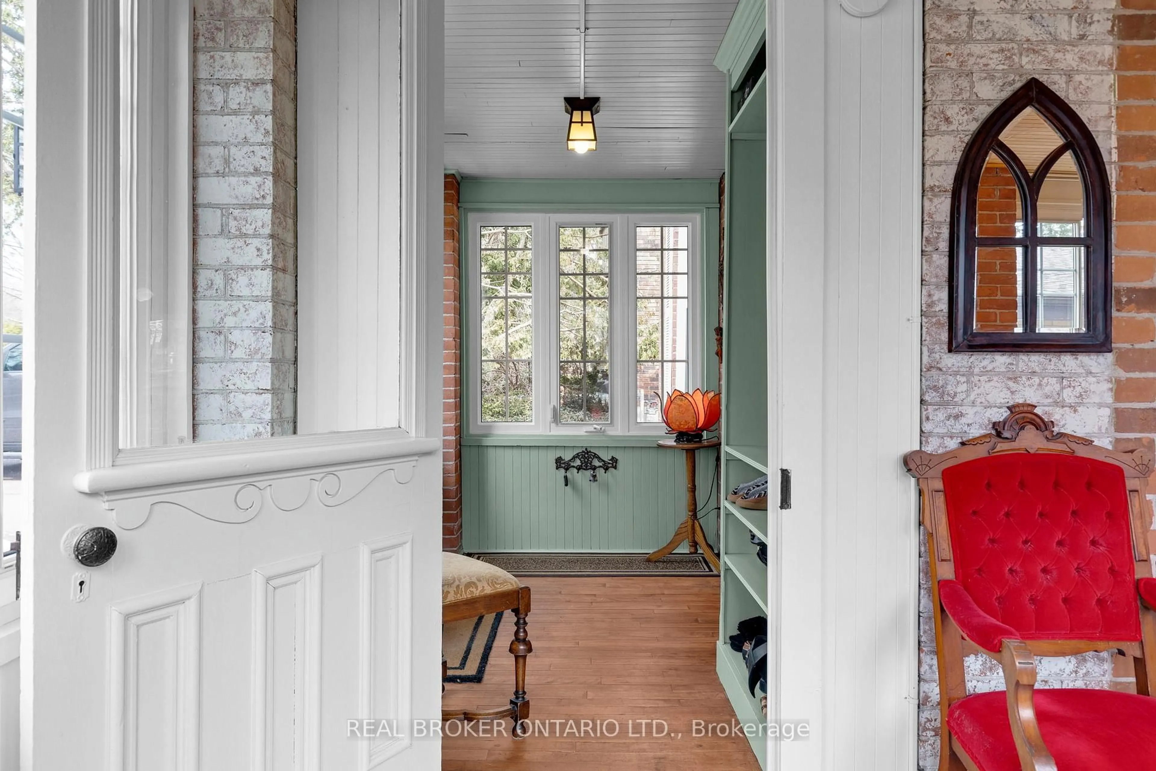 Indoor entryway for 87 Mcmurray St, Bracebridge Ontario P1L 1R8