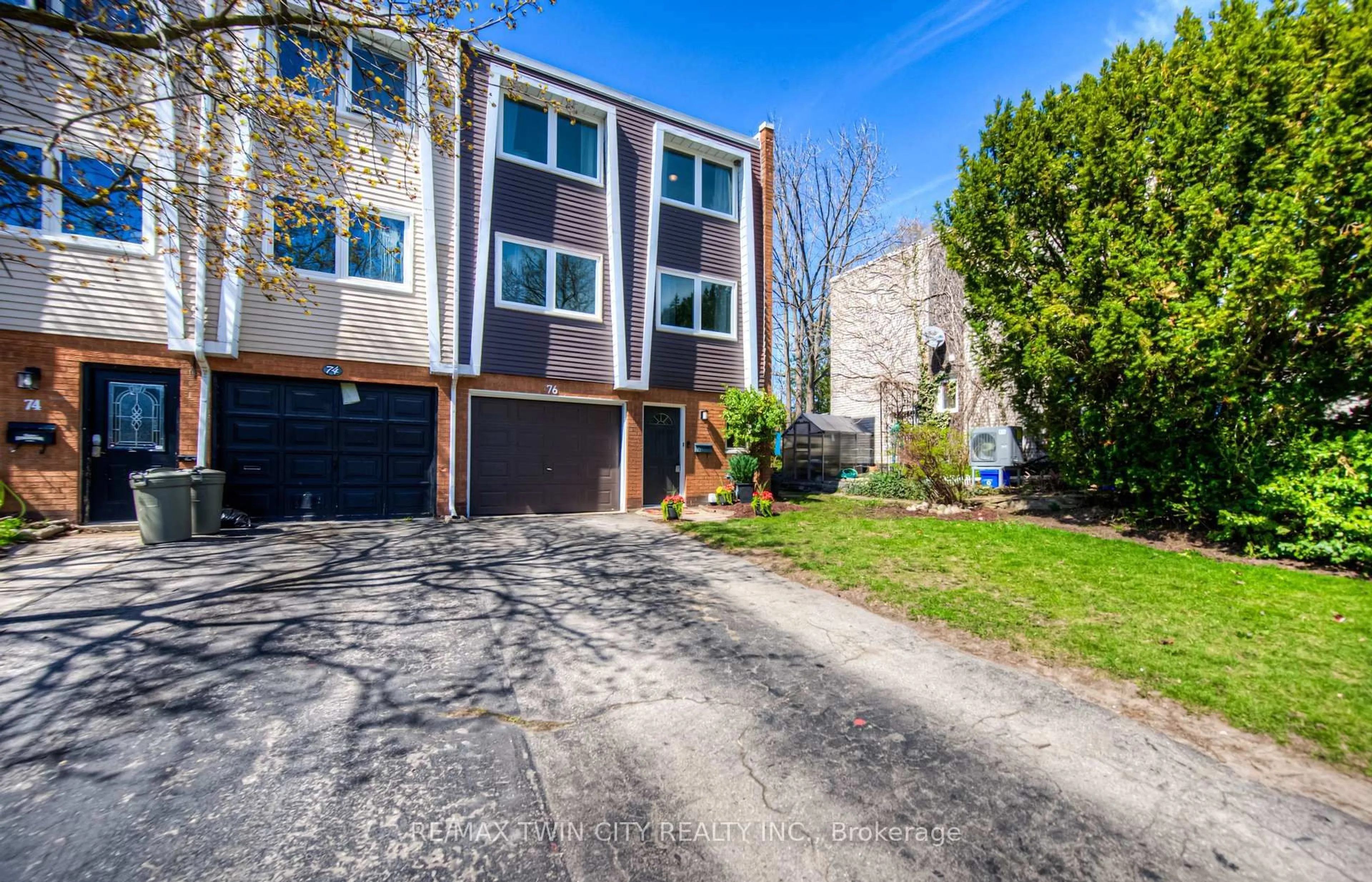 A pic from outside/outdoor area/front of a property/back of a property/a pic from drone, street for 76 Charles Best Pl, Kitchener Ontario N2M 5A3