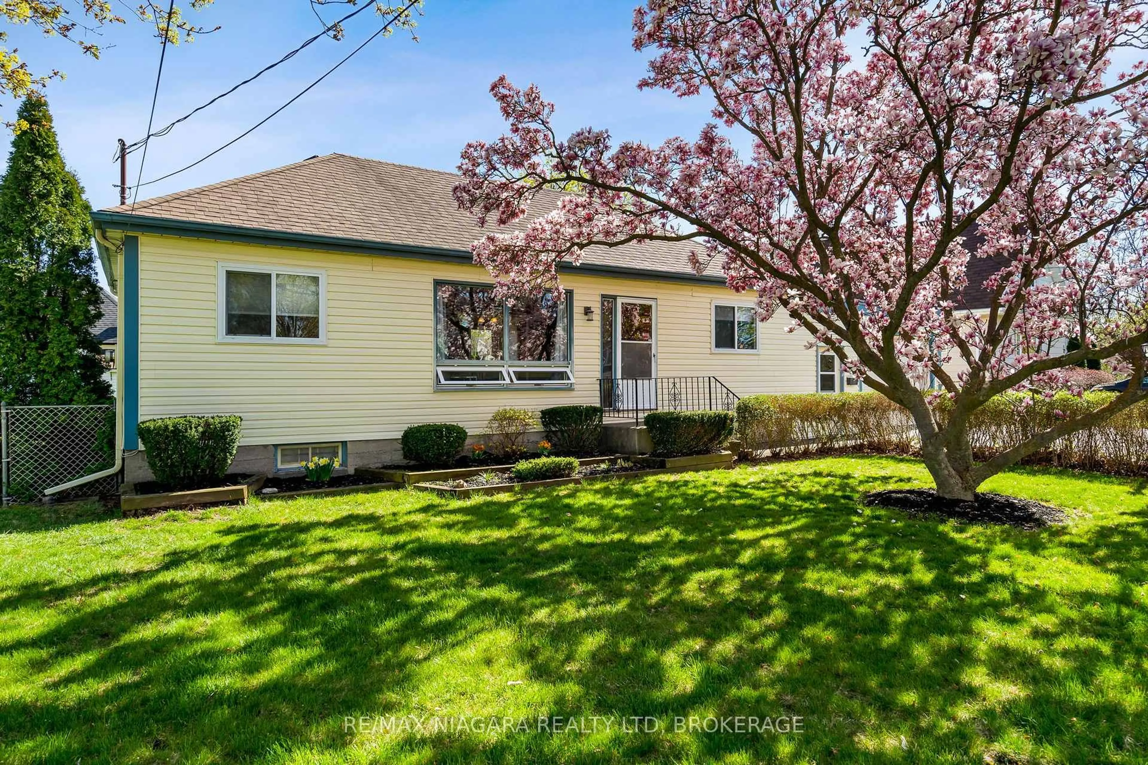 Home with vinyl exterior material, street for 74 Lincoln Ave, St. Catharines Ontario L2P 2C6