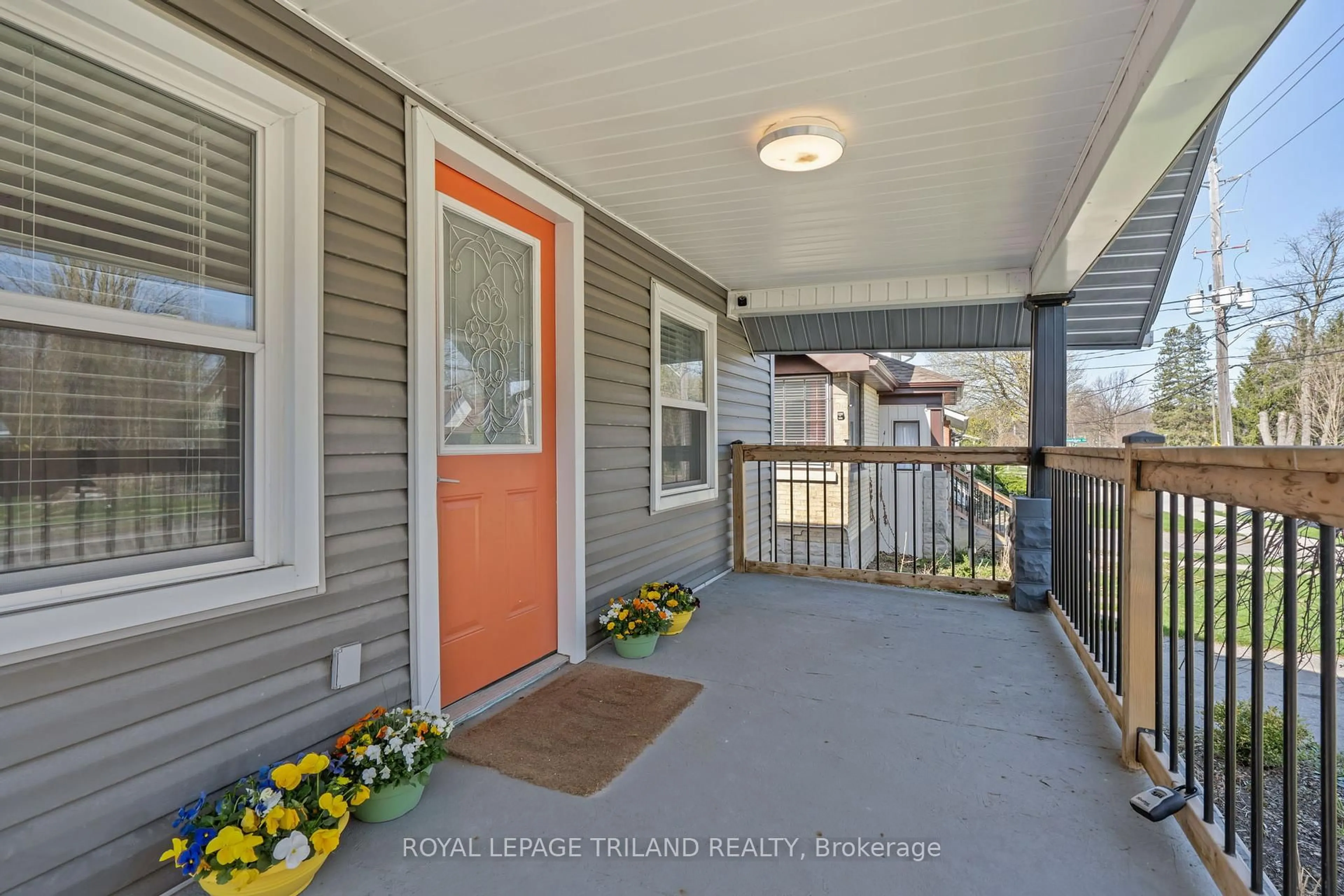 Indoor entryway for 80 Springbank Dr, London South Ontario N6J 1E6