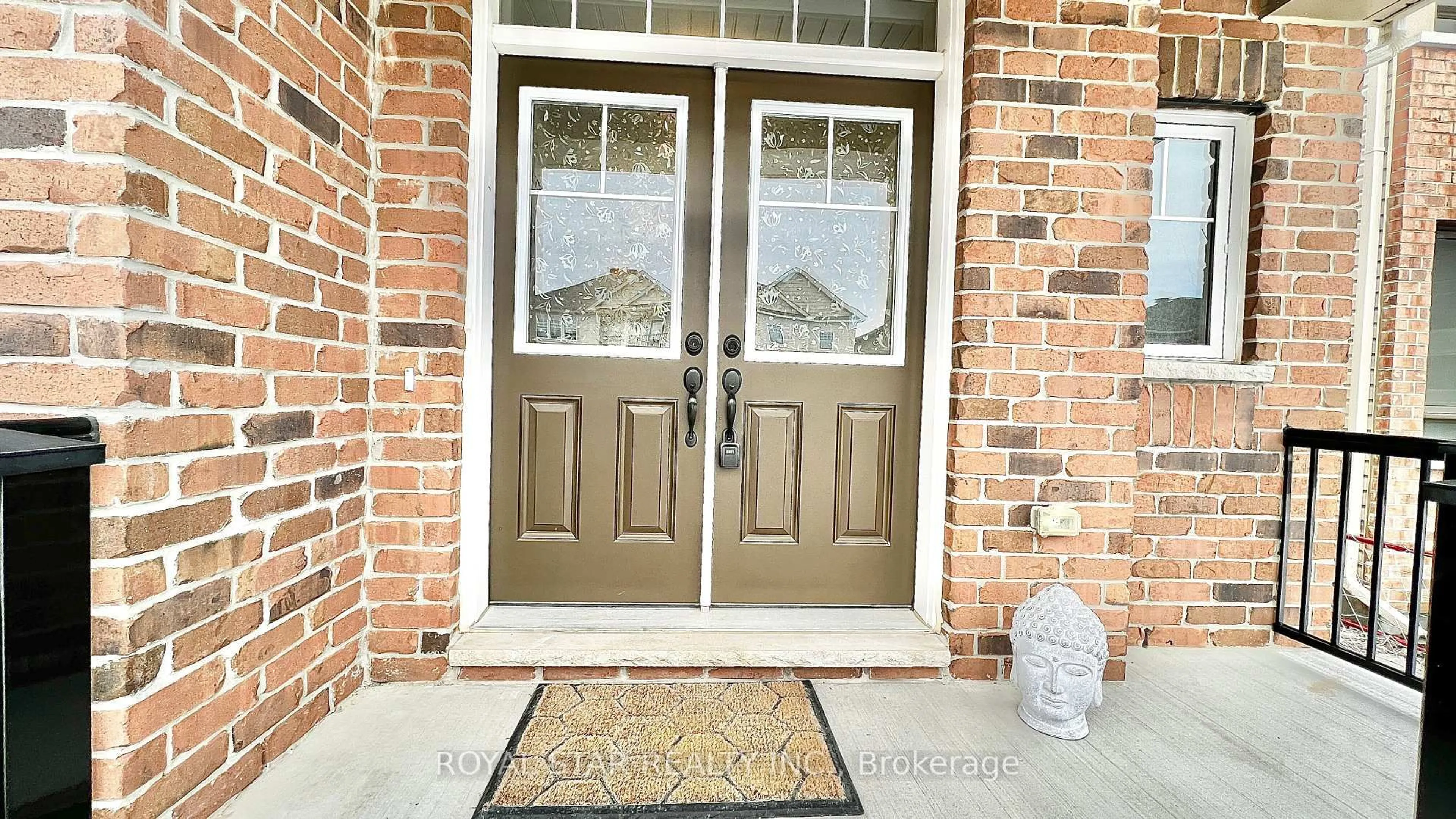 Indoor entryway for 1016 Manege St, Ottawa Ontario K2S 0Y6