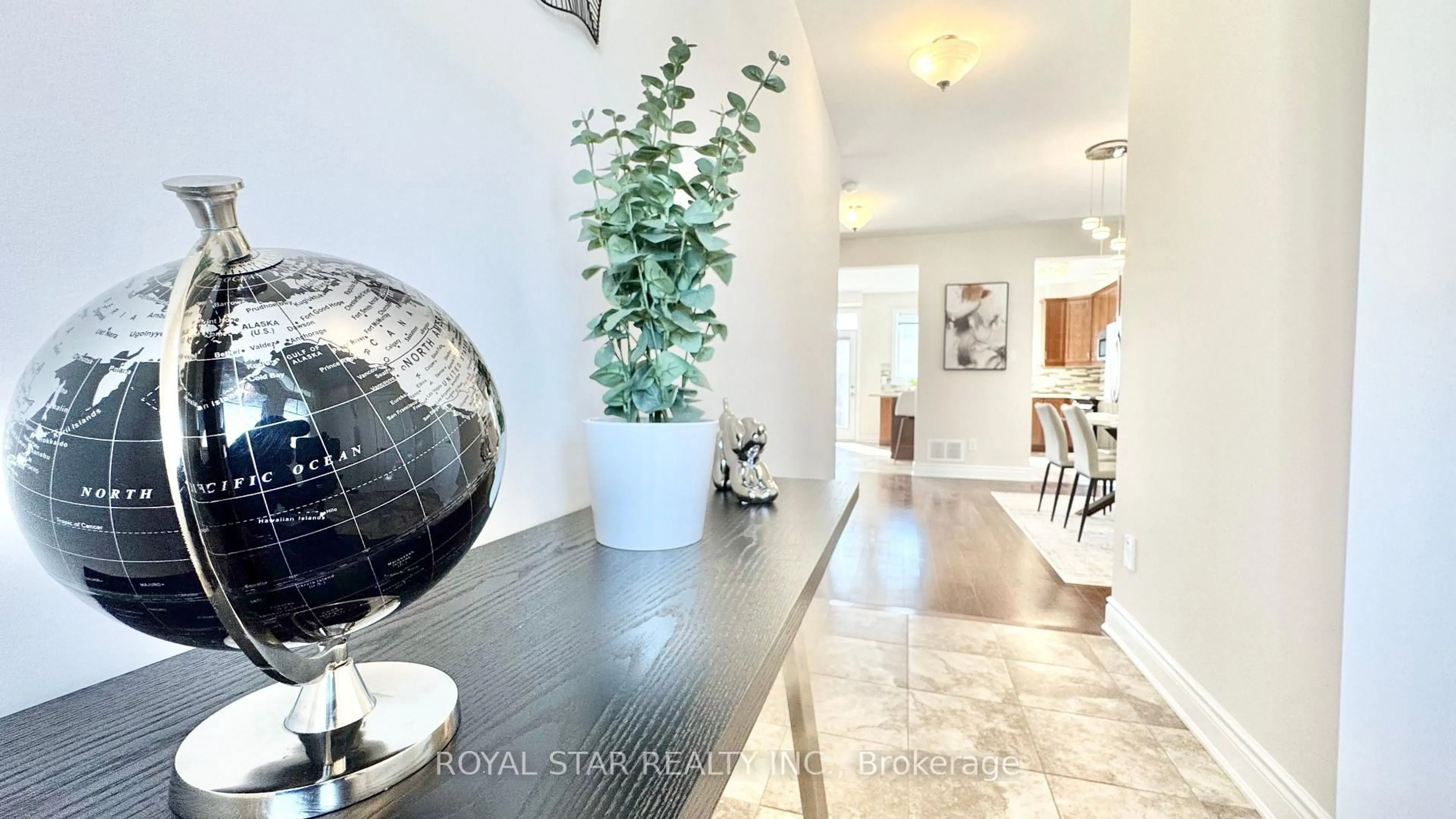 Indoor entryway for 1016 Manege St, Ottawa Ontario K2S 0Y6