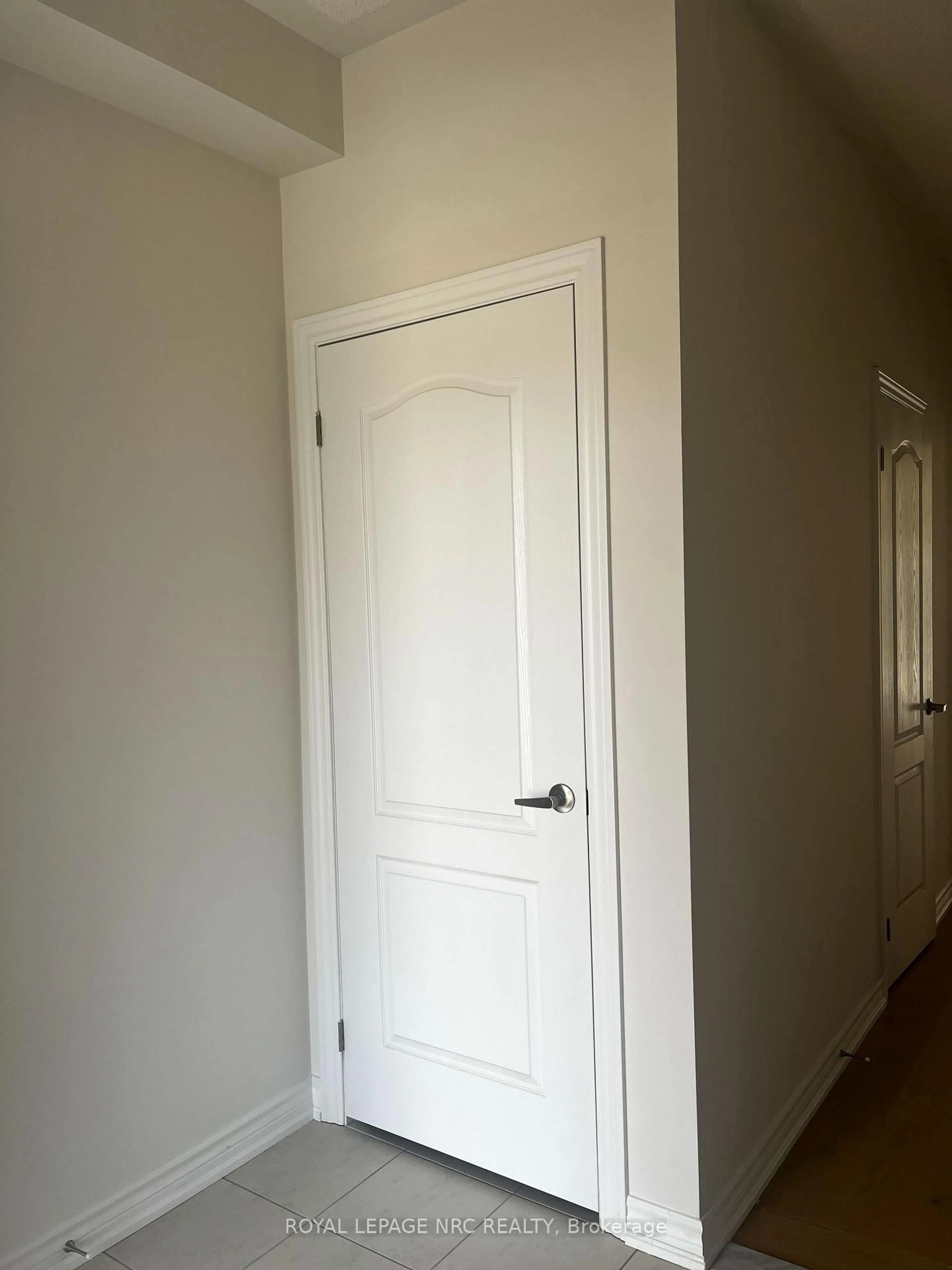 Indoor entryway for 126 PALACE St, Thorold Ontario L2V 0N3