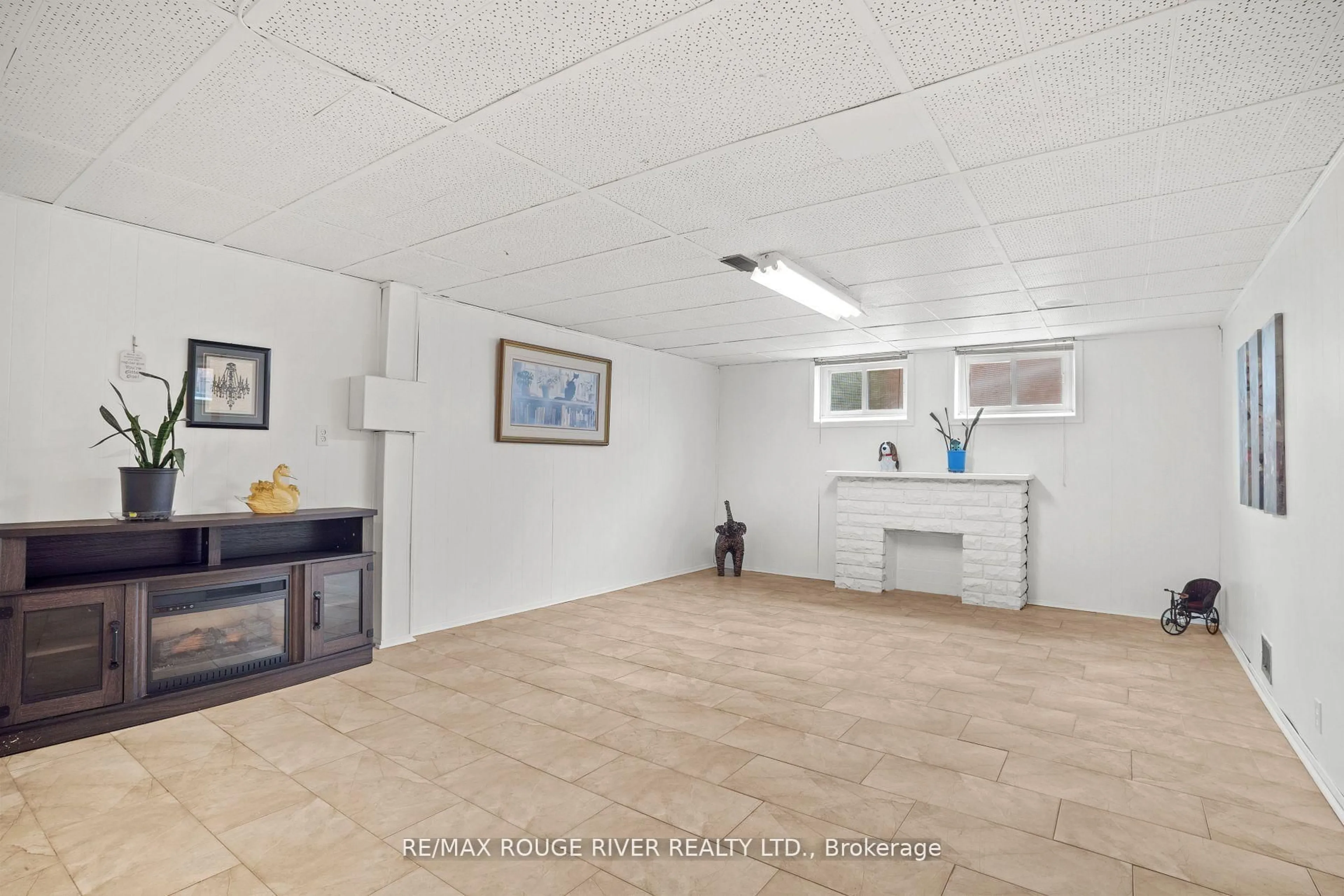 A pic of a room for 6478 Brock St, Niagara Falls Ontario L2J 1W3