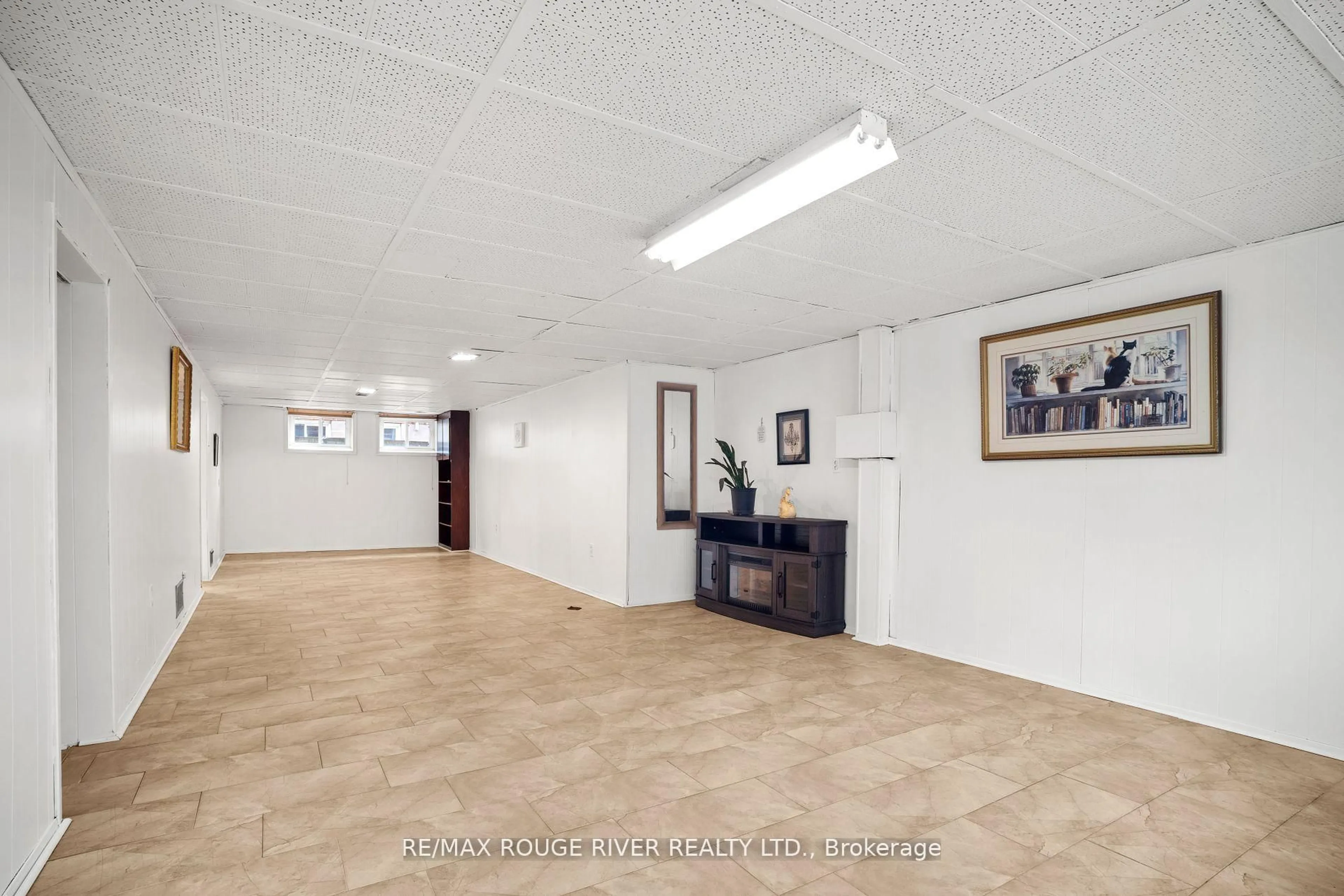 A pic of a room for 6478 Brock St, Niagara Falls Ontario L2J 1W3