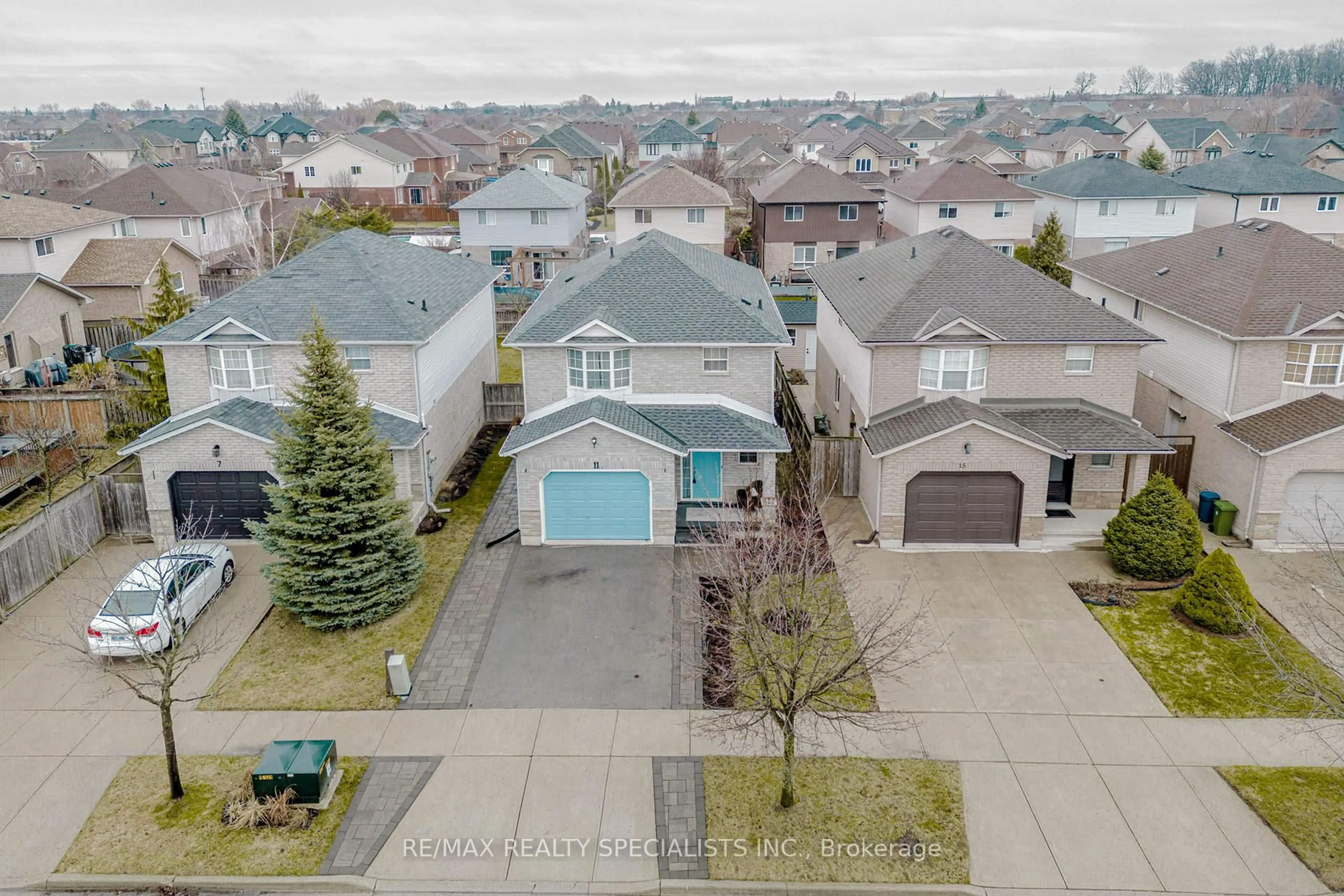 A pic from outside/outdoor area/front of a property/back of a property/a pic from drone, street for 11 Willowridge Way, Hamilton Ontario L8J 3Y8