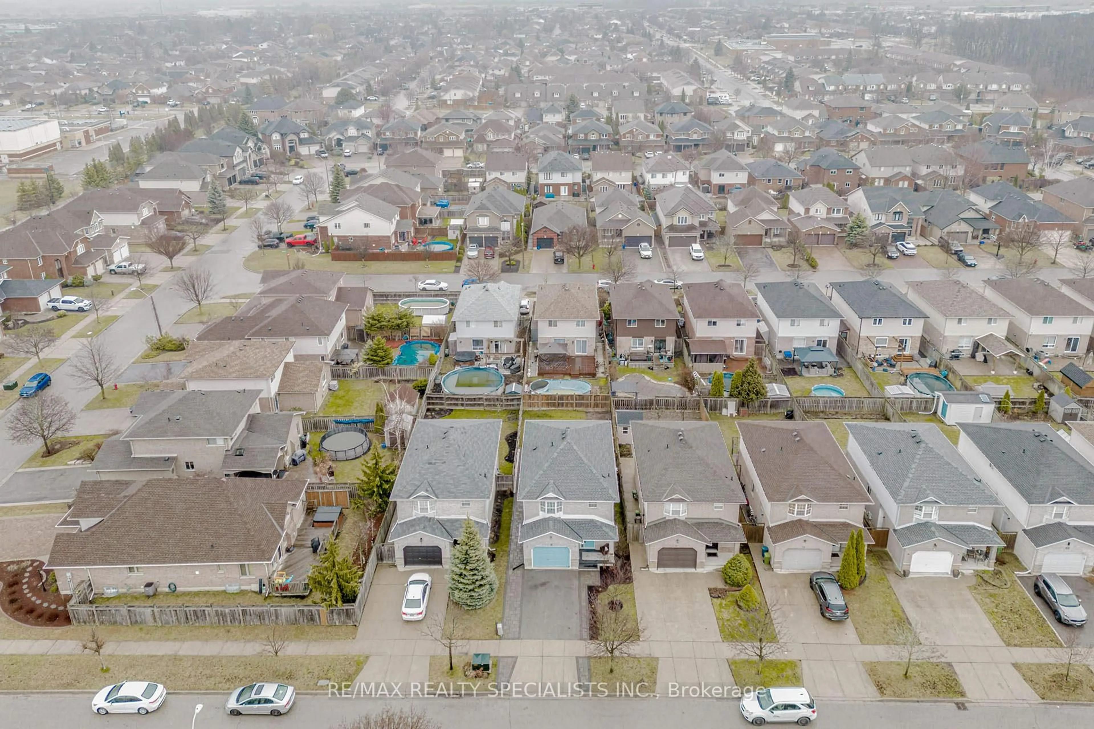 A pic from outside/outdoor area/front of a property/back of a property/a pic from drone, street for 11 Willowridge Way, Hamilton Ontario L8J 3Y8