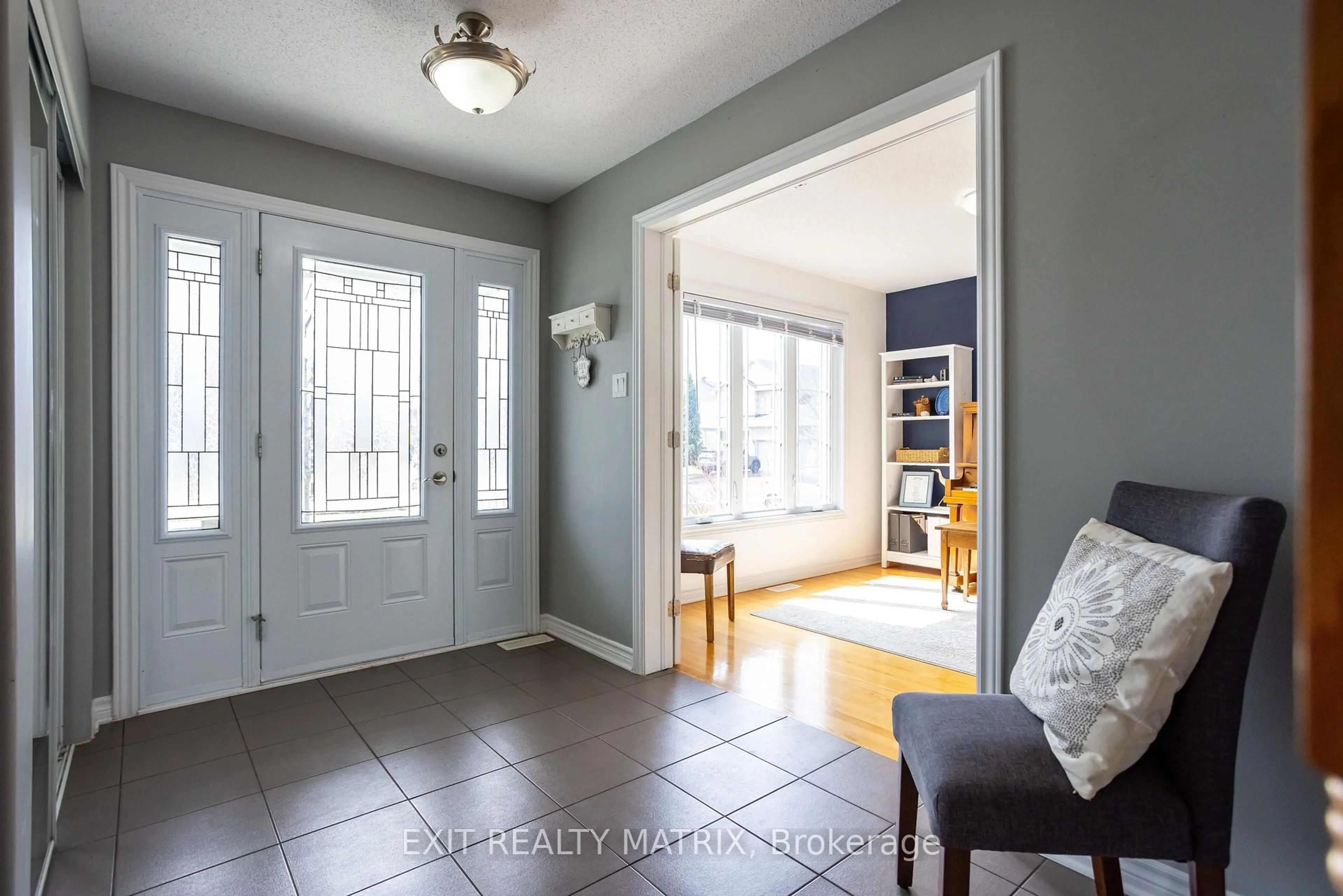 Indoor entryway for 228 Olde Towne Ave, Russell Ontario K4R 0B3