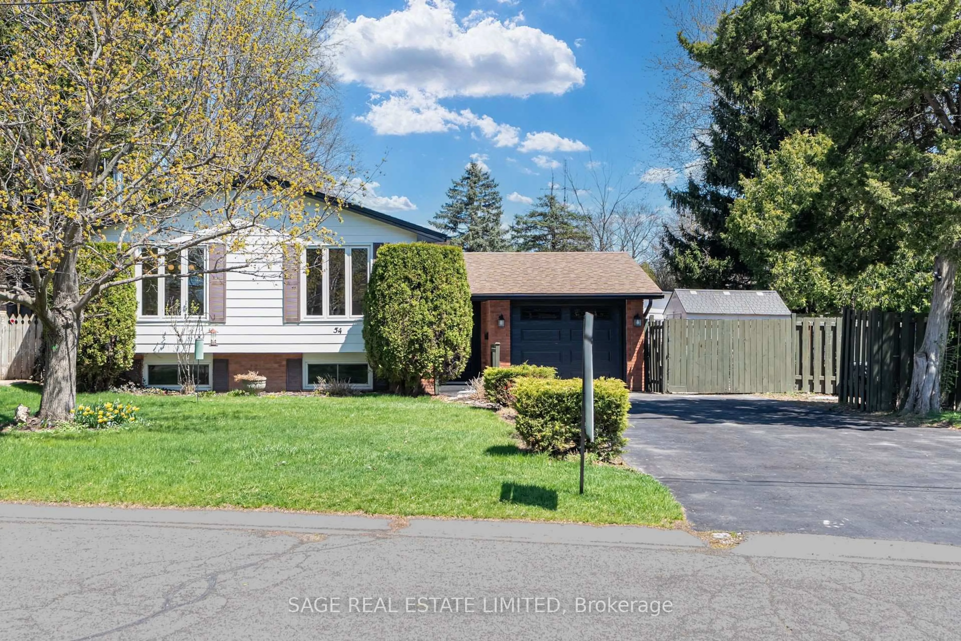 Home with vinyl exterior material, street for 54 Dundee Dr, Haldimand Ontario N3W 1J8