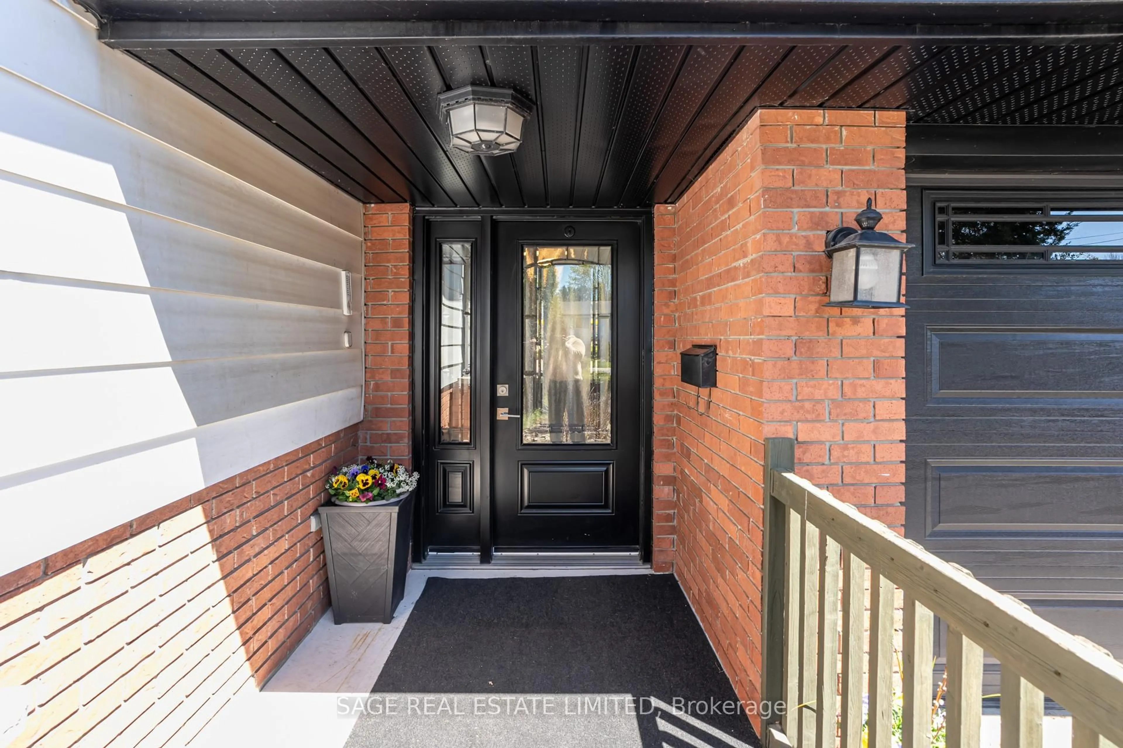 Indoor entryway for 54 Dundee Dr, Haldimand Ontario N3W 1J8