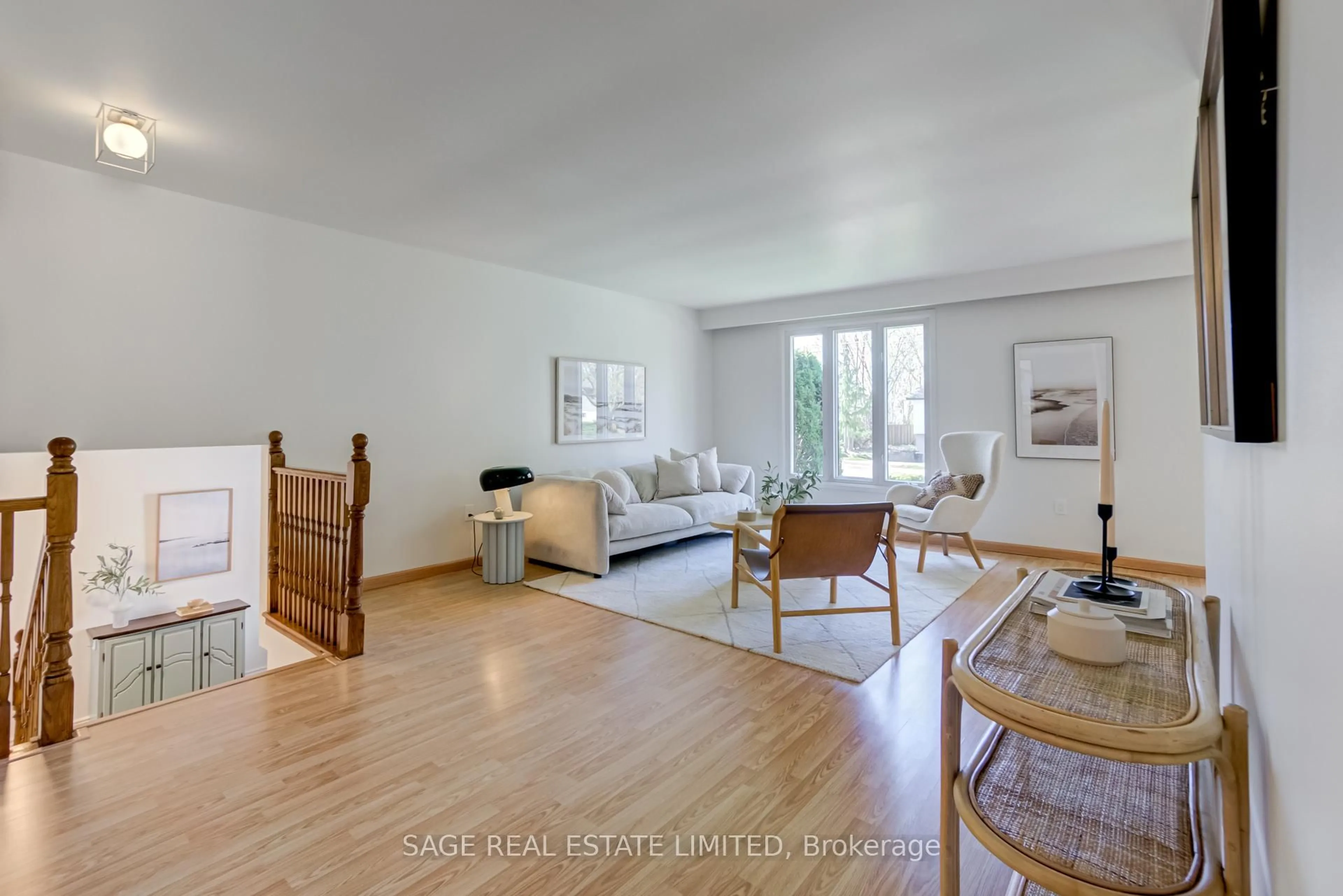 Living room with furniture, wood/laminate floor for 54 Dundee Dr, Haldimand Ontario N3W 1J8