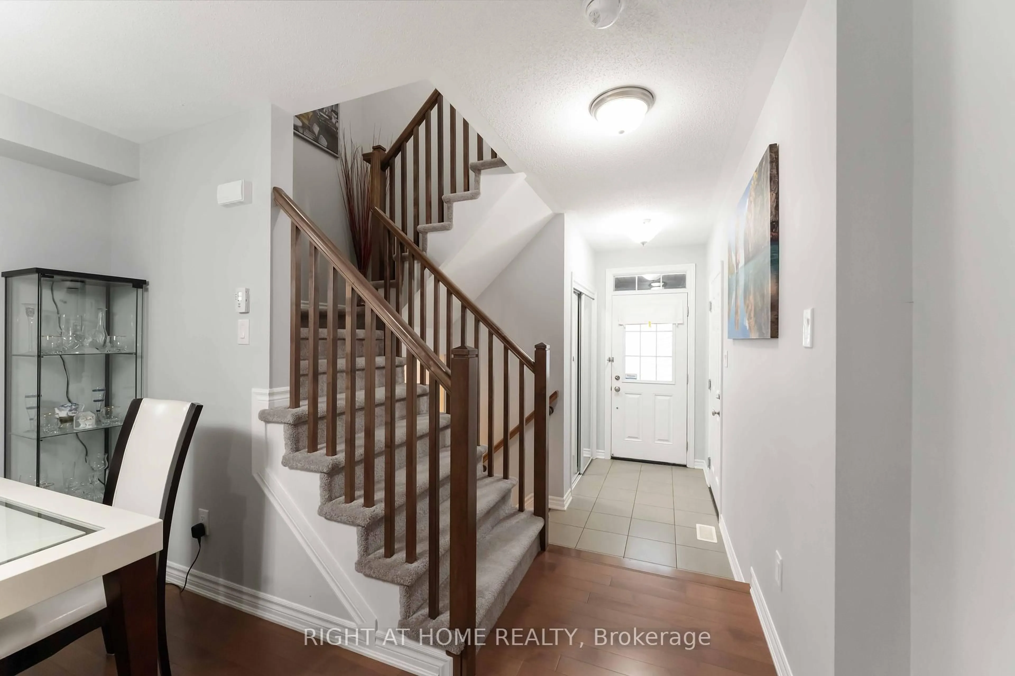 Indoor entryway for 139 Maestro Ave, Ottawa Ontario K2S 0V4