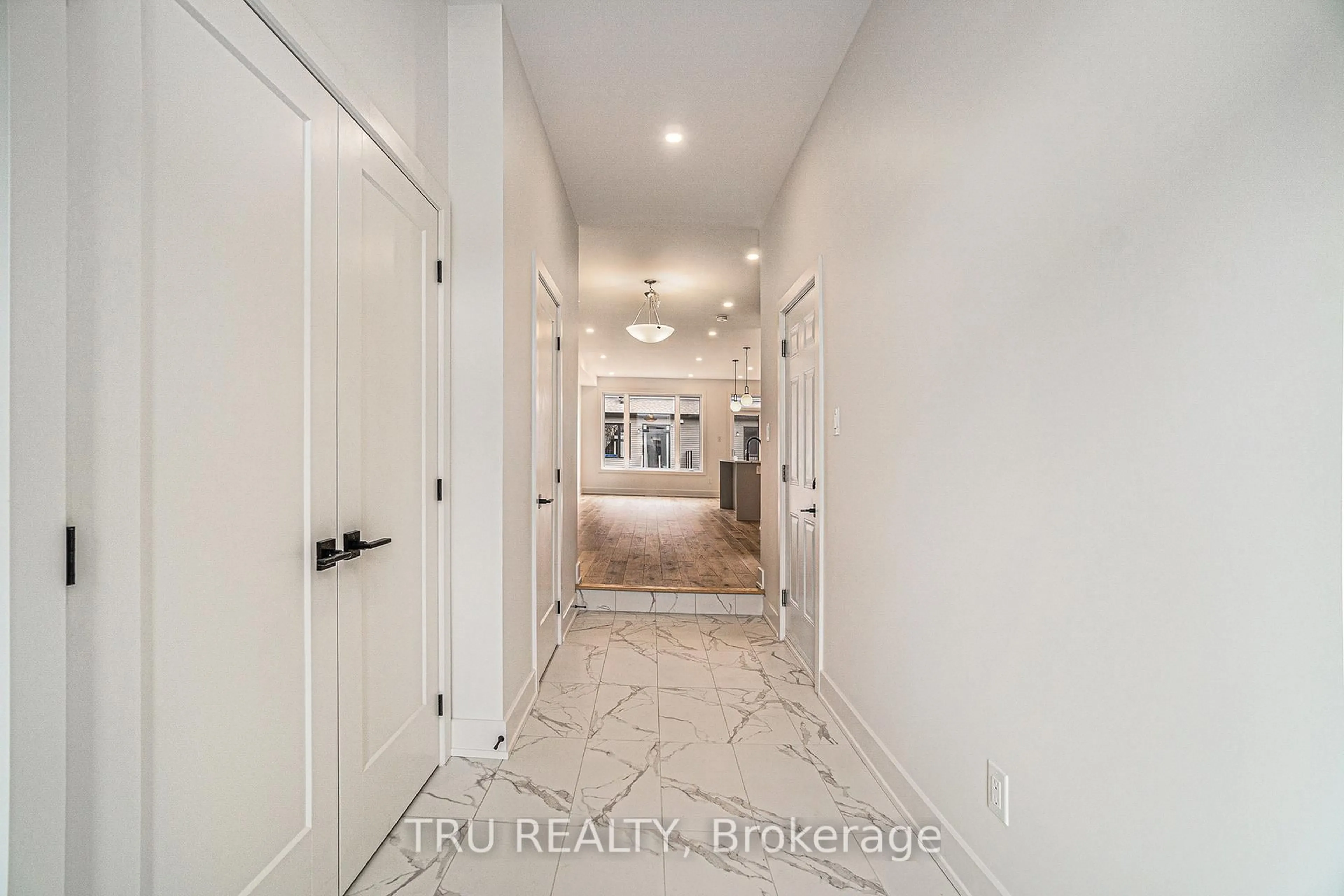 Indoor entryway for 953 Cologne St, Russell Ontario K0A 1W0