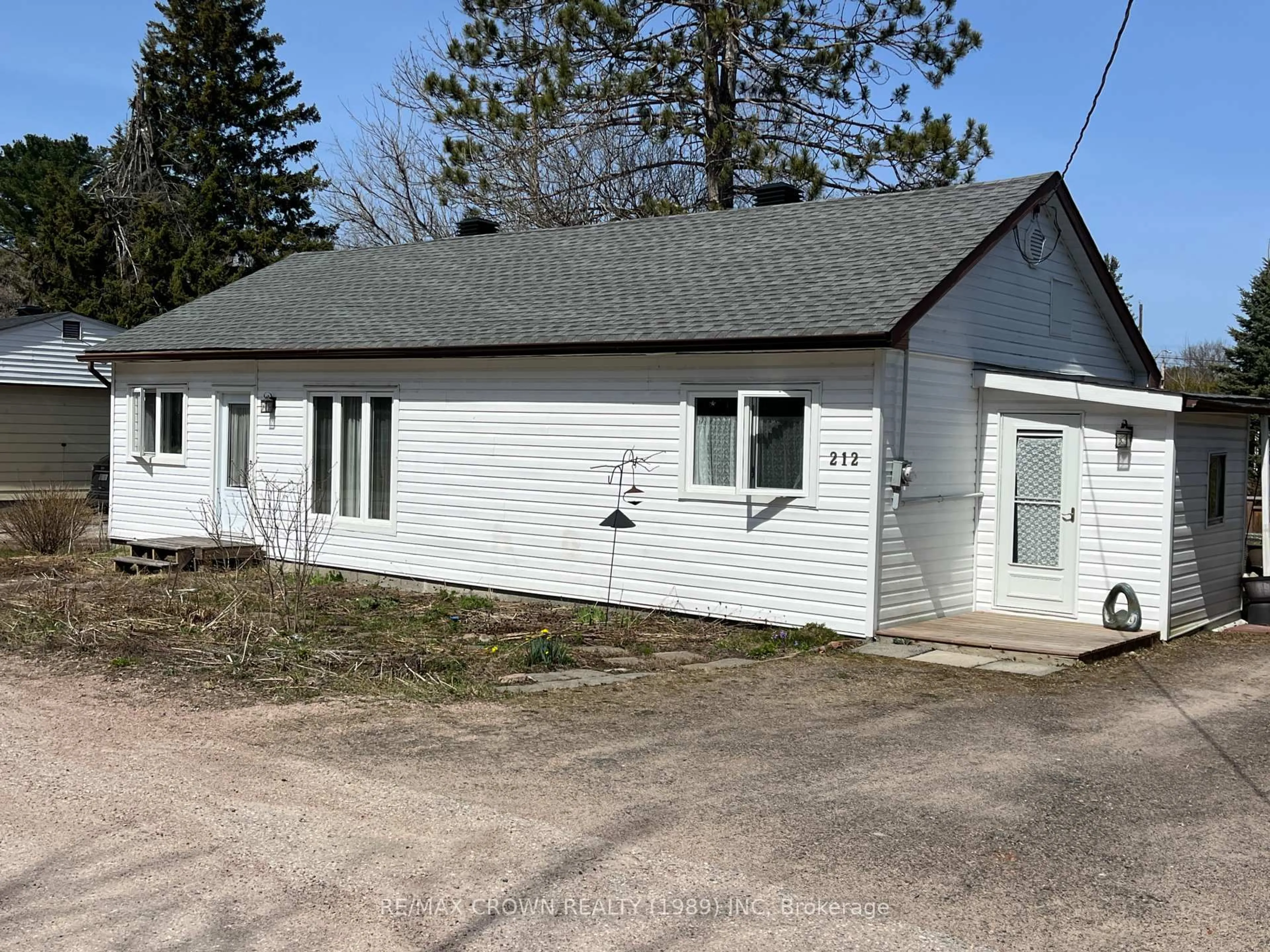 A pic from outside/outdoor area/front of a property/back of a property/a pic from drone, building for 212 View St, Callander Ontario P0H 1H0
