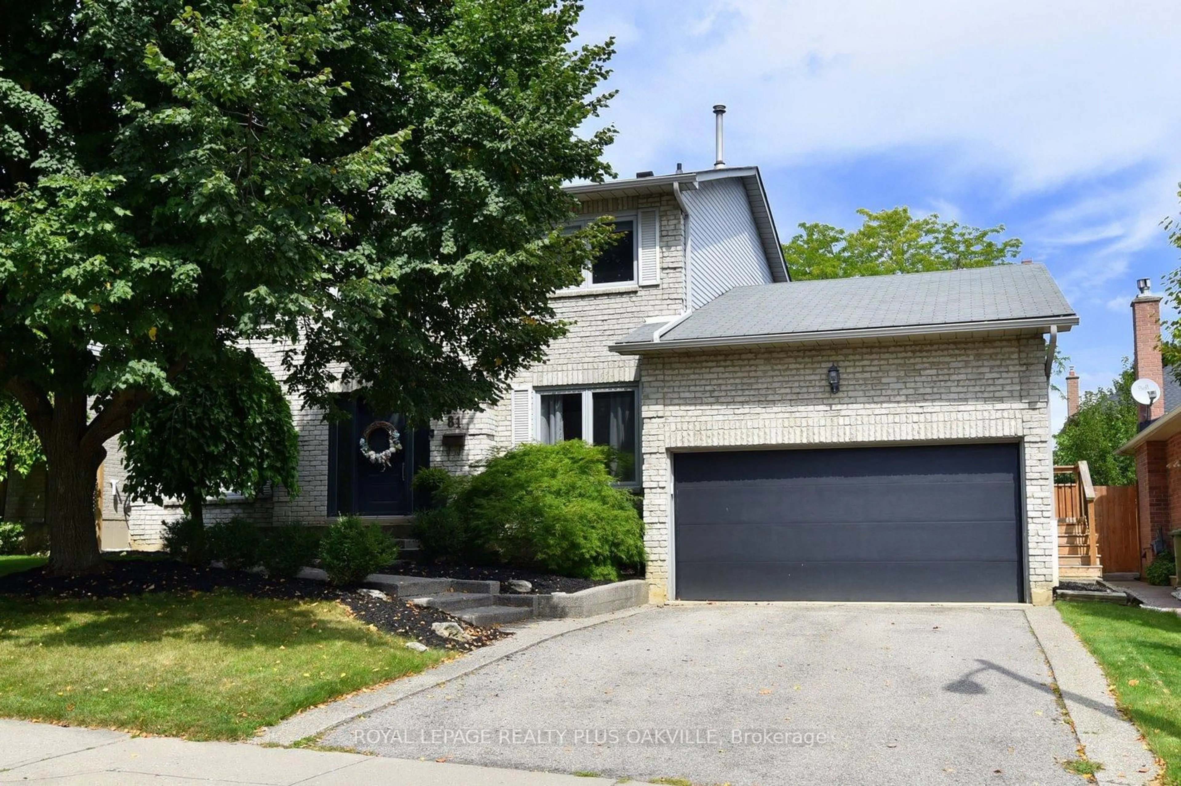 A pic from outside/outdoor area/front of a property/back of a property/a pic from drone, street for 81 Jerome Park Dr, Hamilton Ontario L9H 6R8