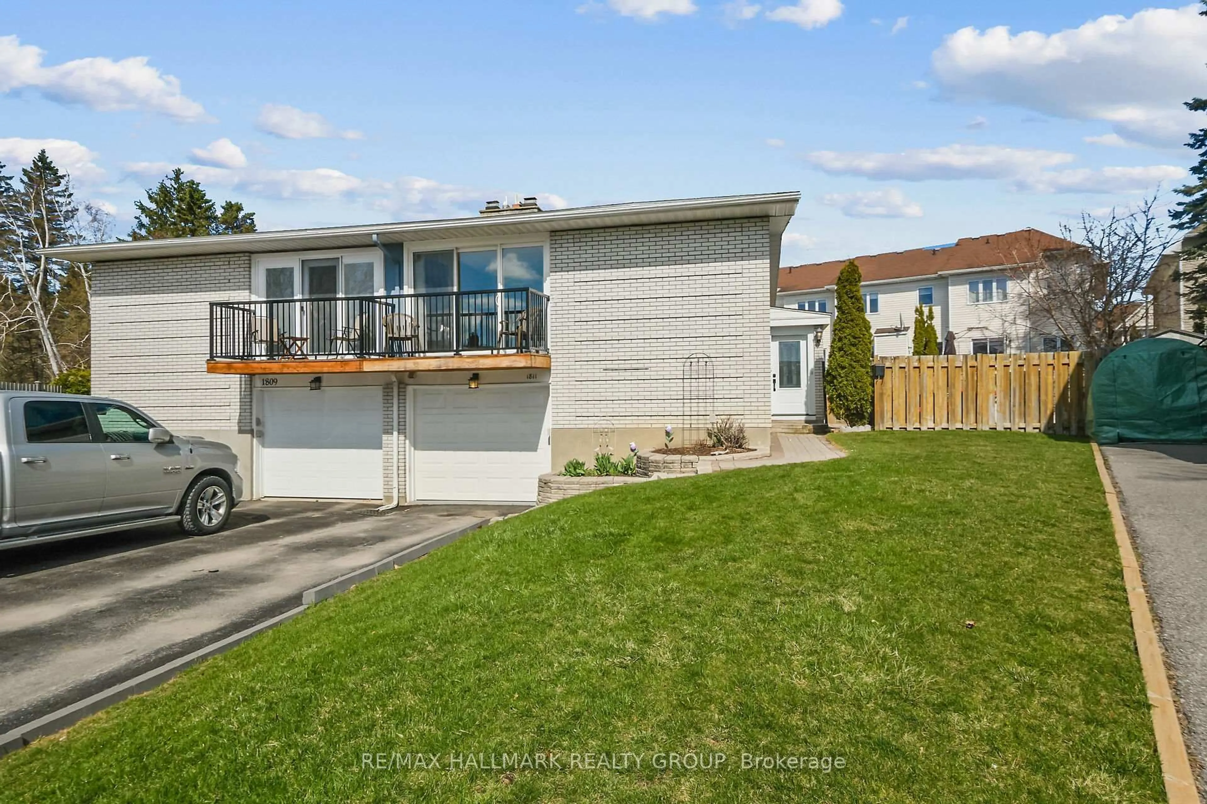 A pic from outside/outdoor area/front of a property/back of a property/a pic from drone, street for 1811 Applegrove Crt, Gloucester Ontario K1J 6S4