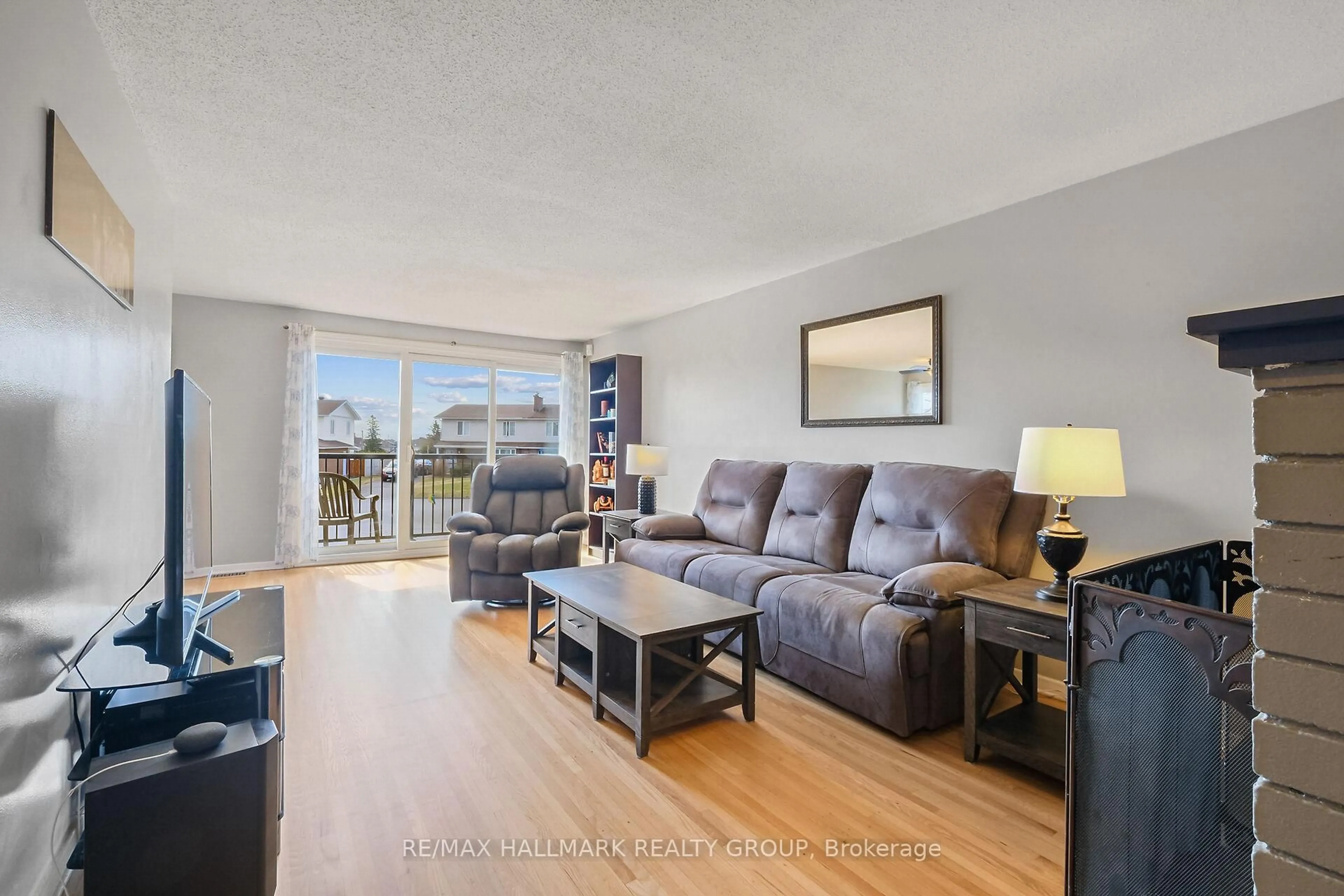 Living room with furniture, wood/laminate floor for 1811 Applegrove Crt, Gloucester Ontario K1J 6S4