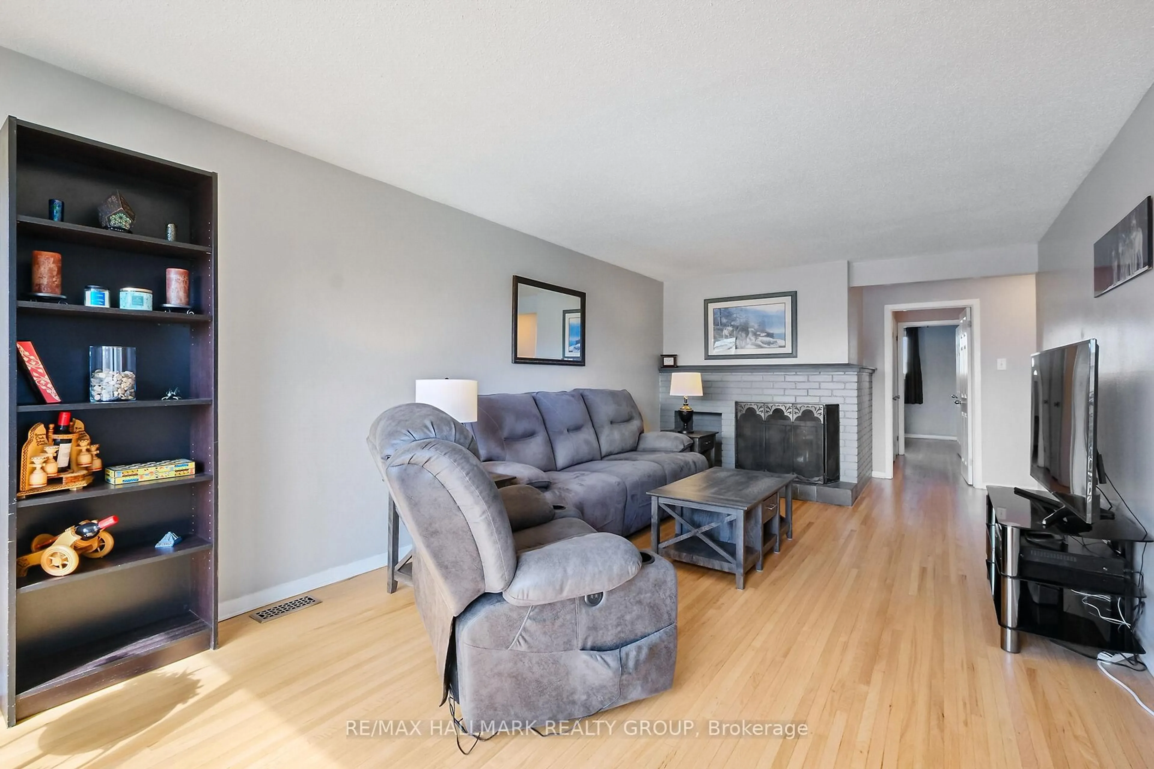 Living room with furniture, unknown for 1811 Applegrove Crt, Gloucester Ontario K1J 6S4