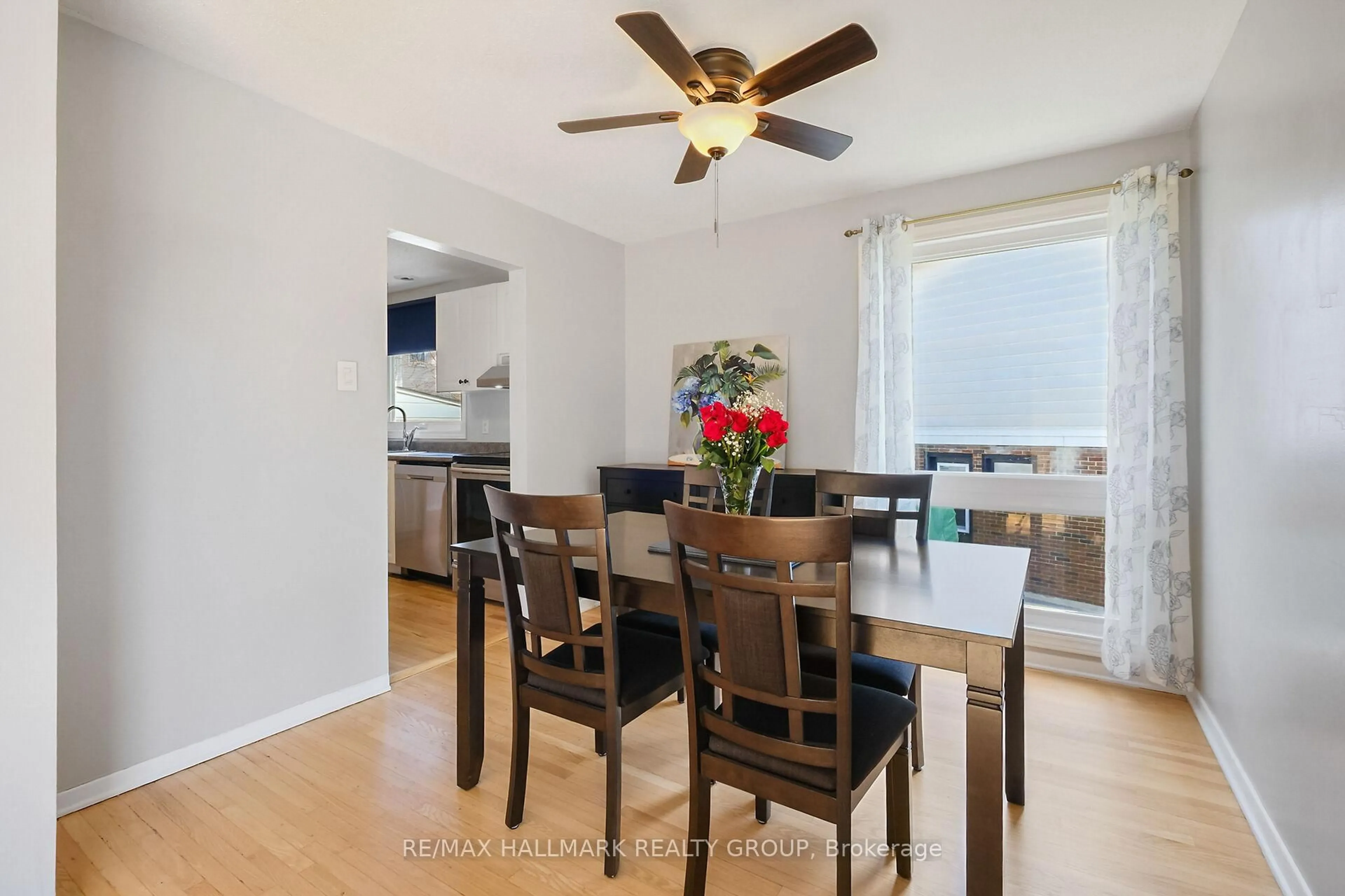 Dining room, wood/laminate floor for 1811 Applegrove Crt, Gloucester Ontario K1J 6S4