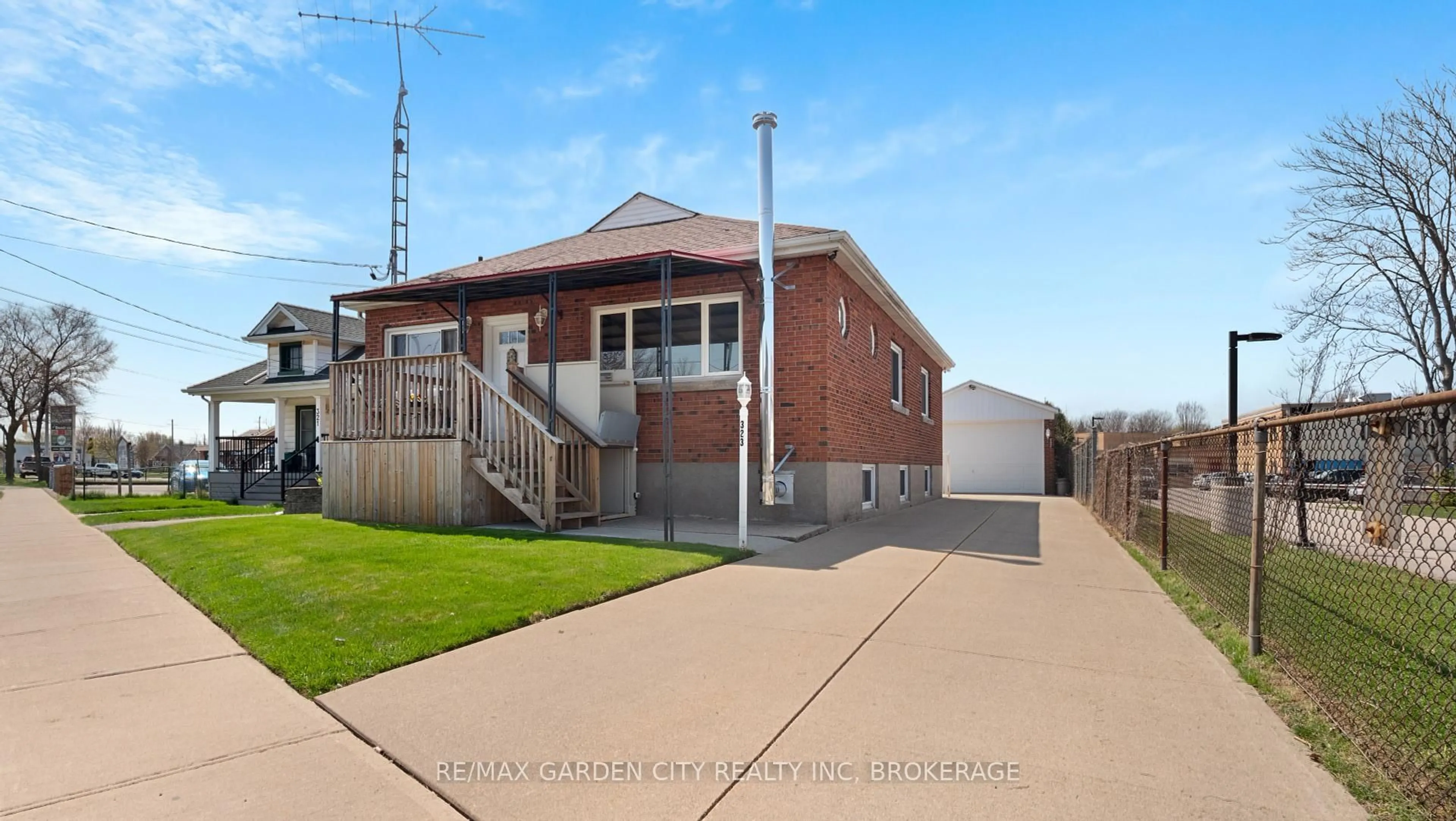 Home with brick exterior material, street for 323 Niagara St, St. Catharines Ontario L2M 4V9