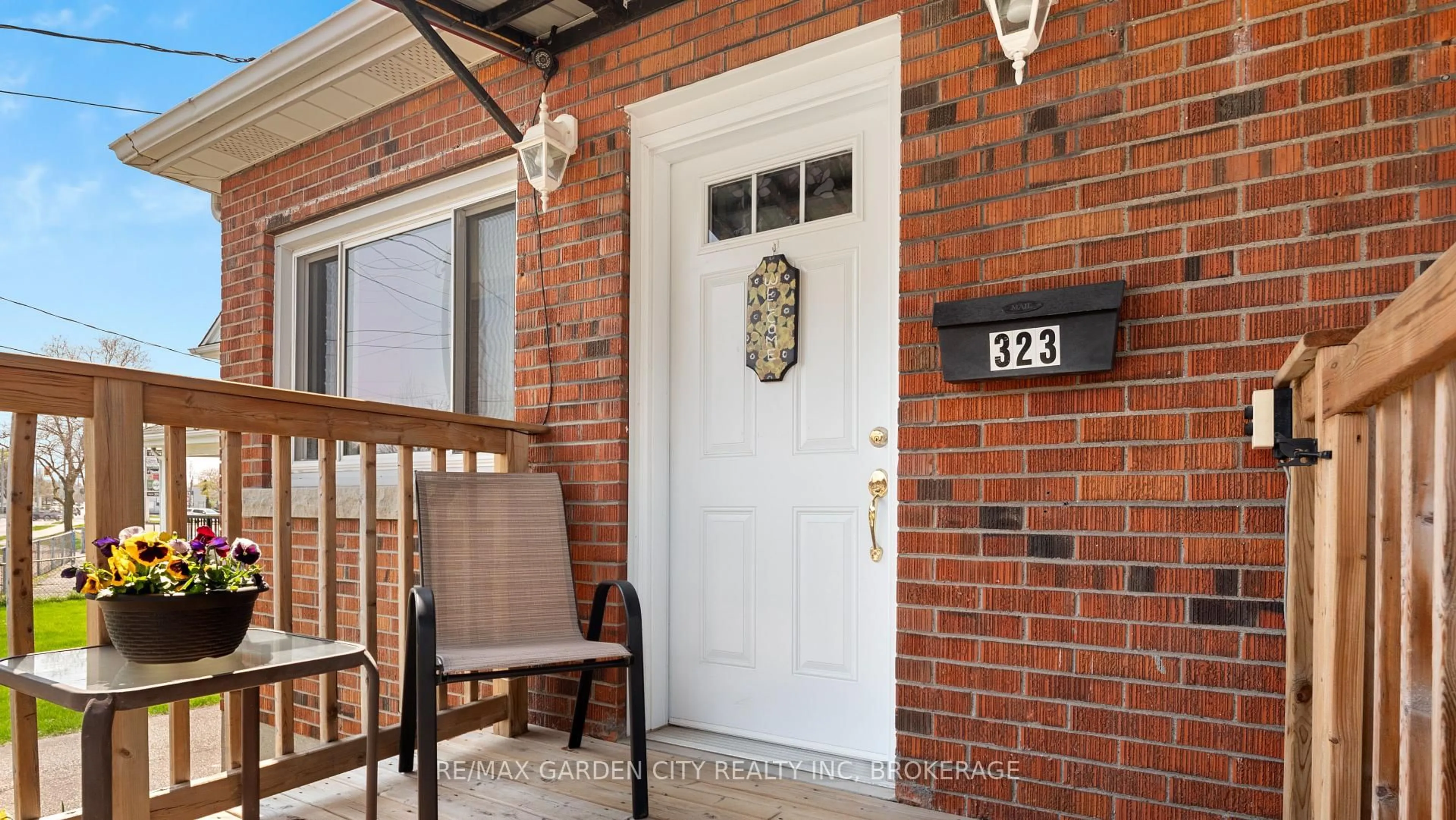 Indoor entryway for 323 Niagara St, St. Catharines Ontario L2M 4V9