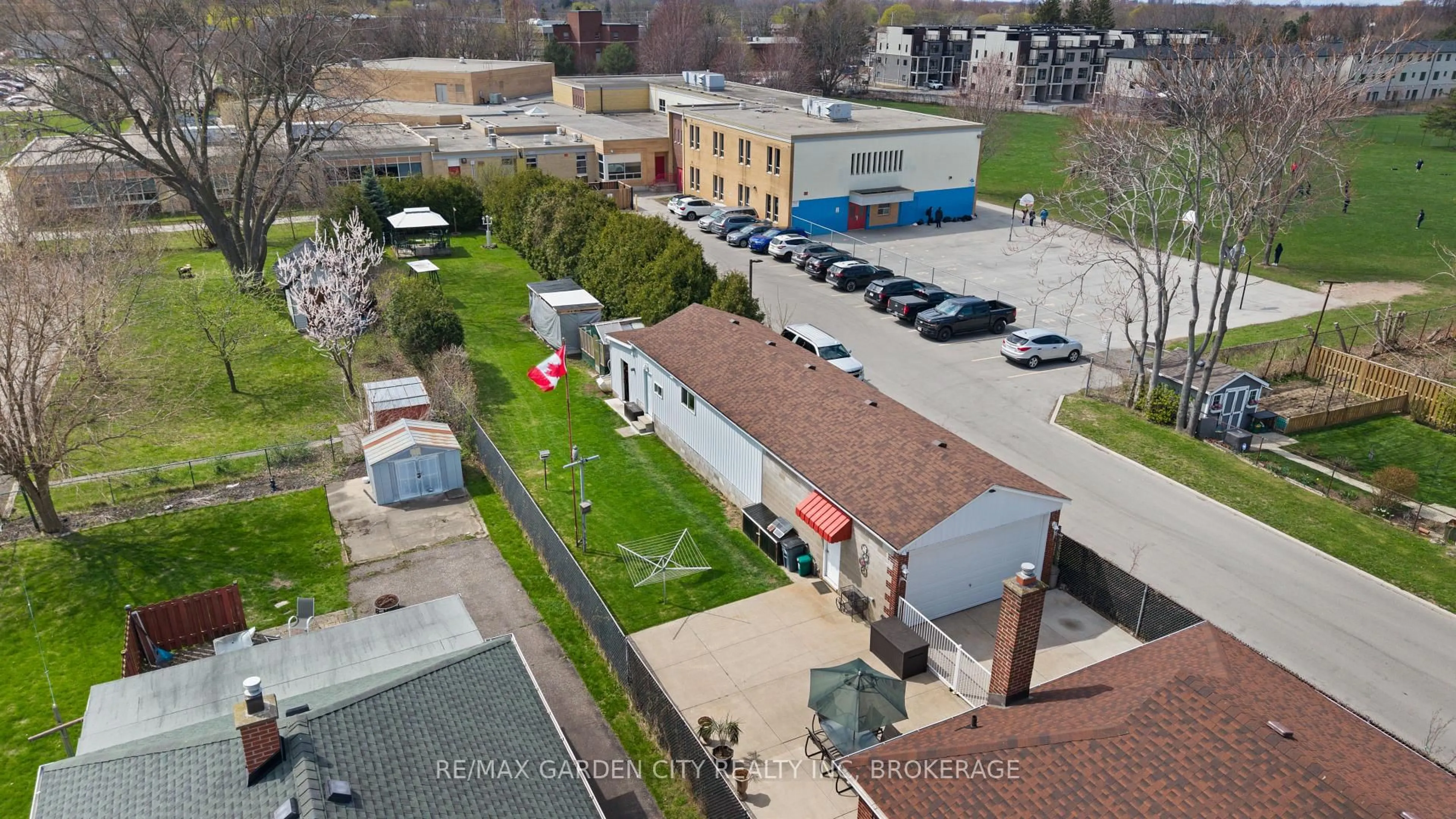 A pic from outside/outdoor area/front of a property/back of a property/a pic from drone, city buildings view from balcony for 323 Niagara St, St. Catharines Ontario L2M 4V9